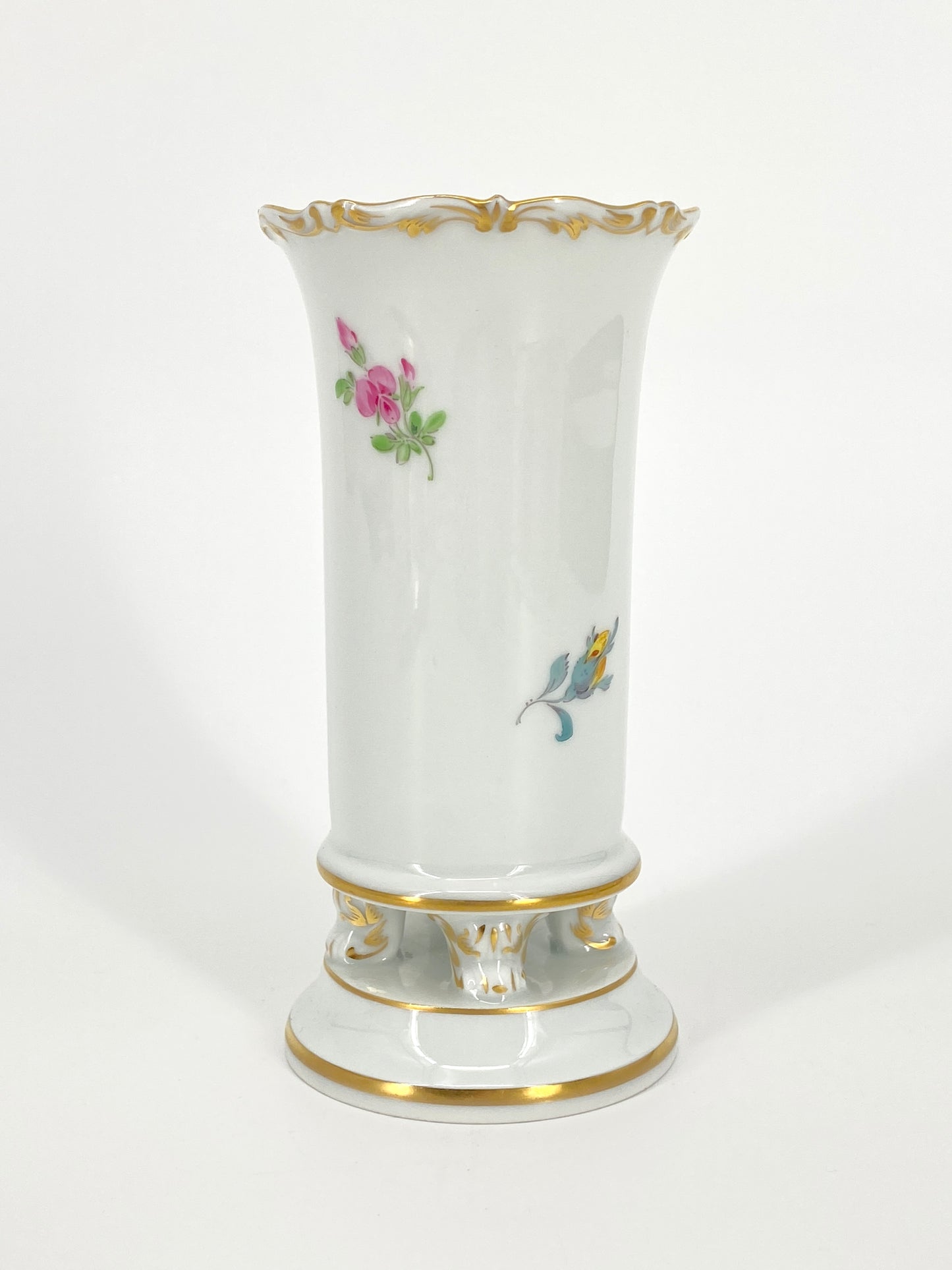 Porzellan Füßchenvase mit Blumen von Meissen