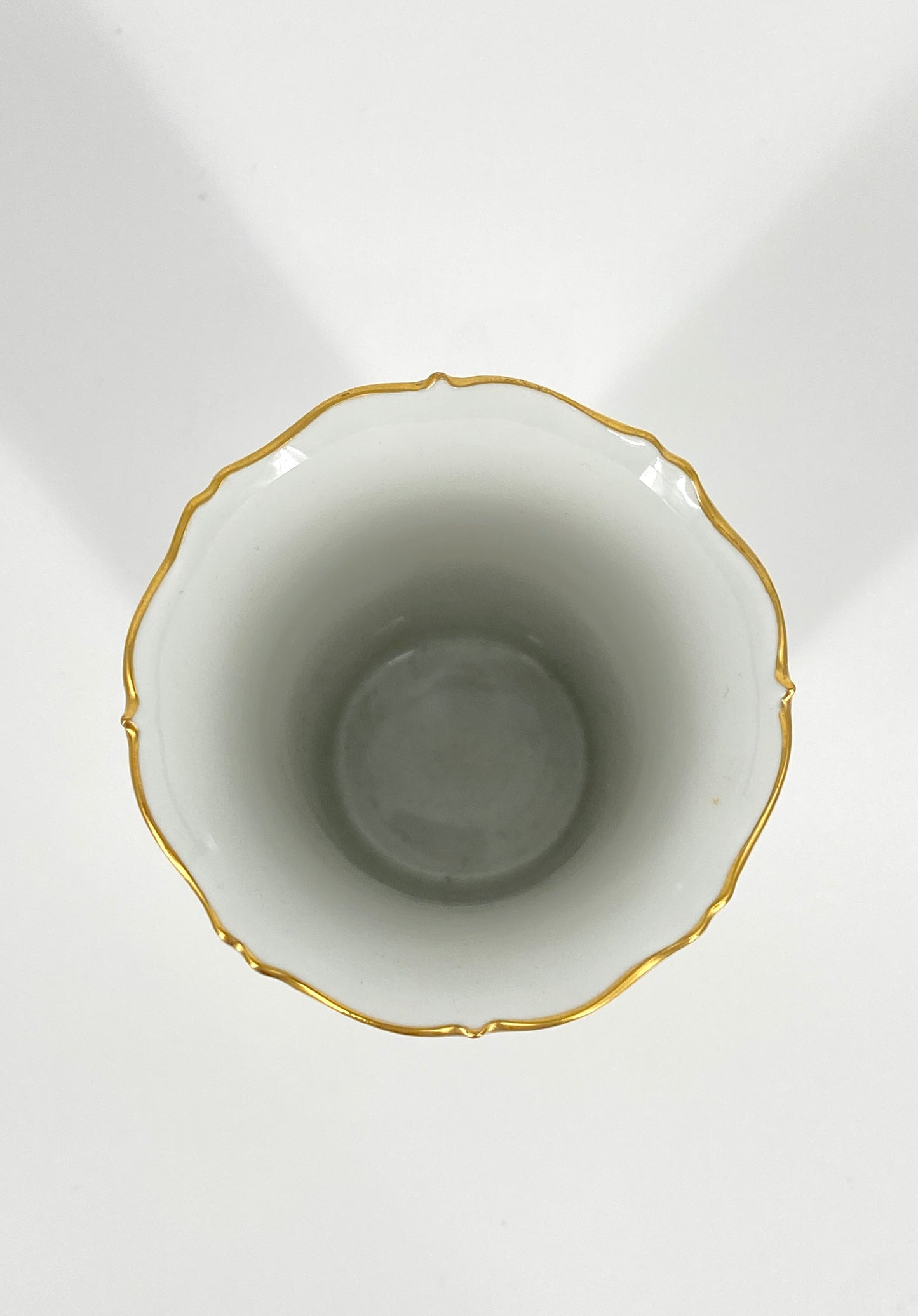 Porzellan Füßchenvase mit Blumen von Meissen