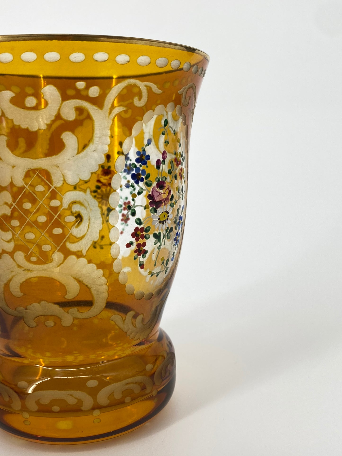 Glas Sockelbecher mit geschliffener Ornamentik und handgemalten Blumen