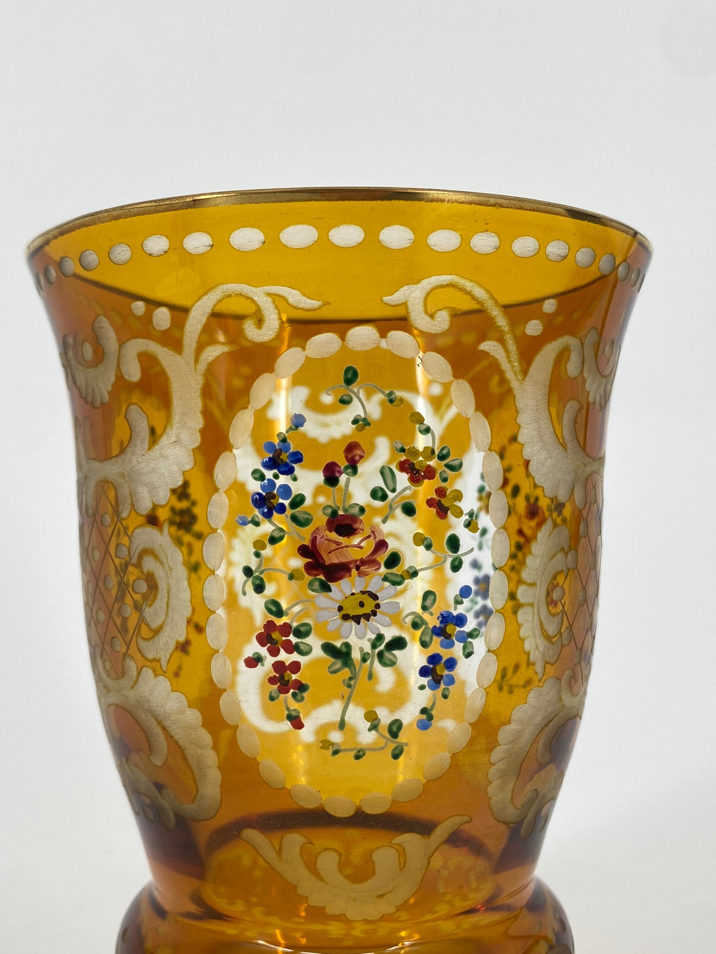 Glas Sockelbecher mit geschliffener Ornamentik und handgemalten Blumen