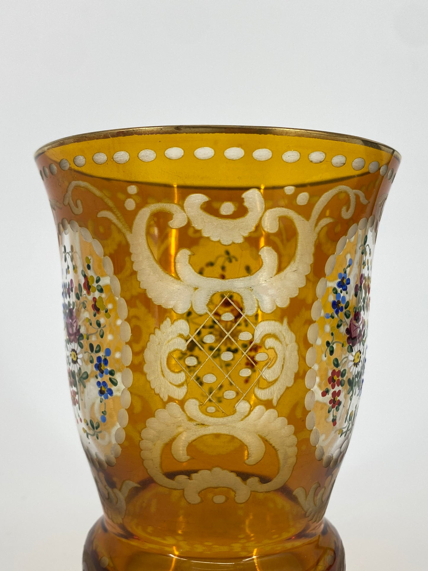 Glas Sockelbecher mit geschliffener Ornamentik und handgemalten Blumen