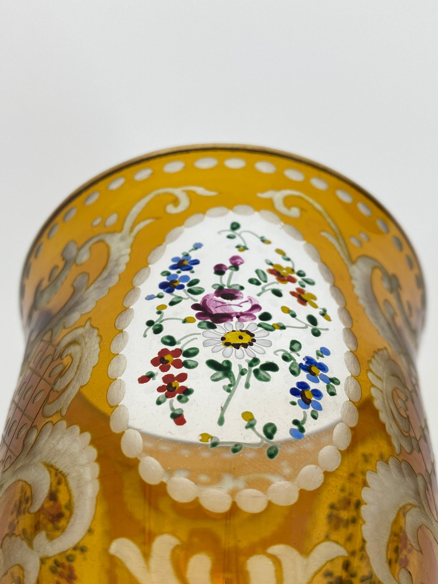 Glas Sockelbecher mit geschliffener Ornamentik und handgemalten Blumen