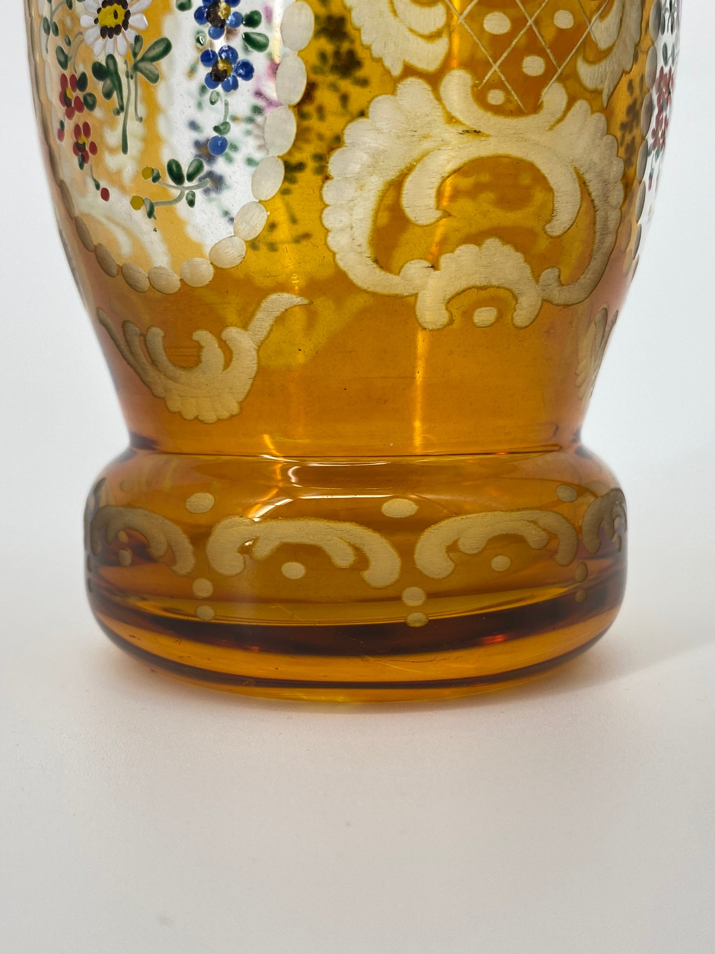 Glas Sockelbecher mit geschliffener Ornamentik und handgemalten Blumen