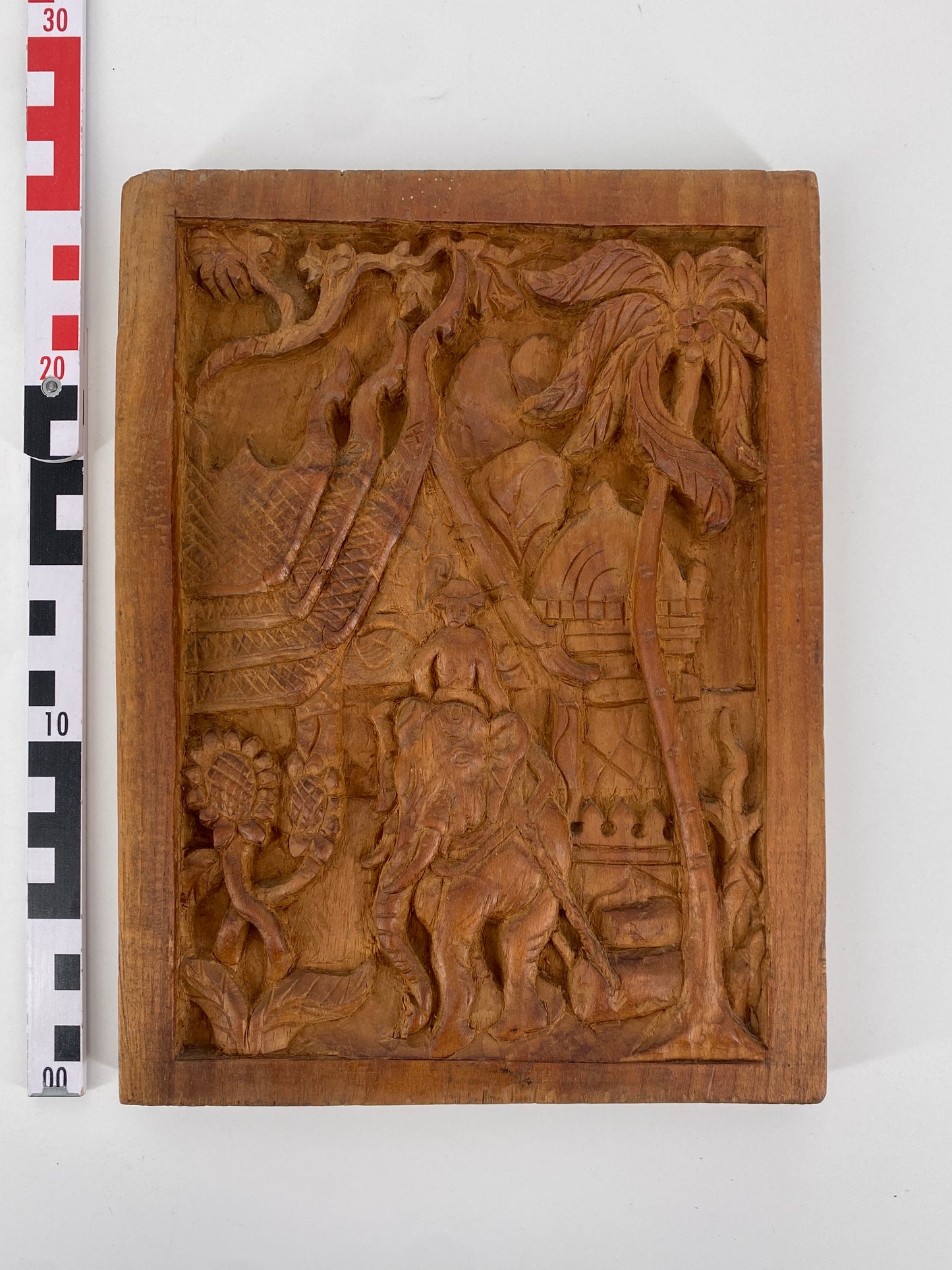 Handgefertigtes Holzrelief aus Teak, Thailand