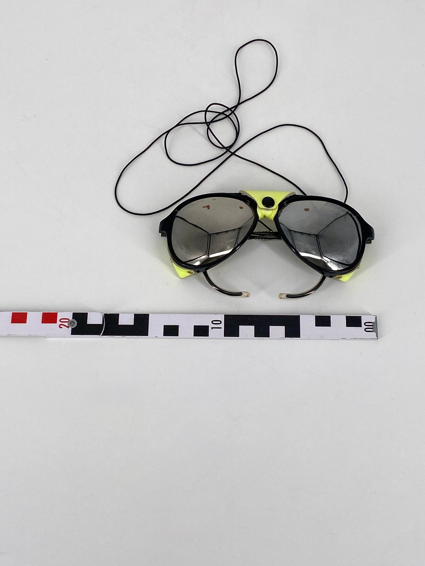 Gletscherbrille von Polaroid mit Lederklappen