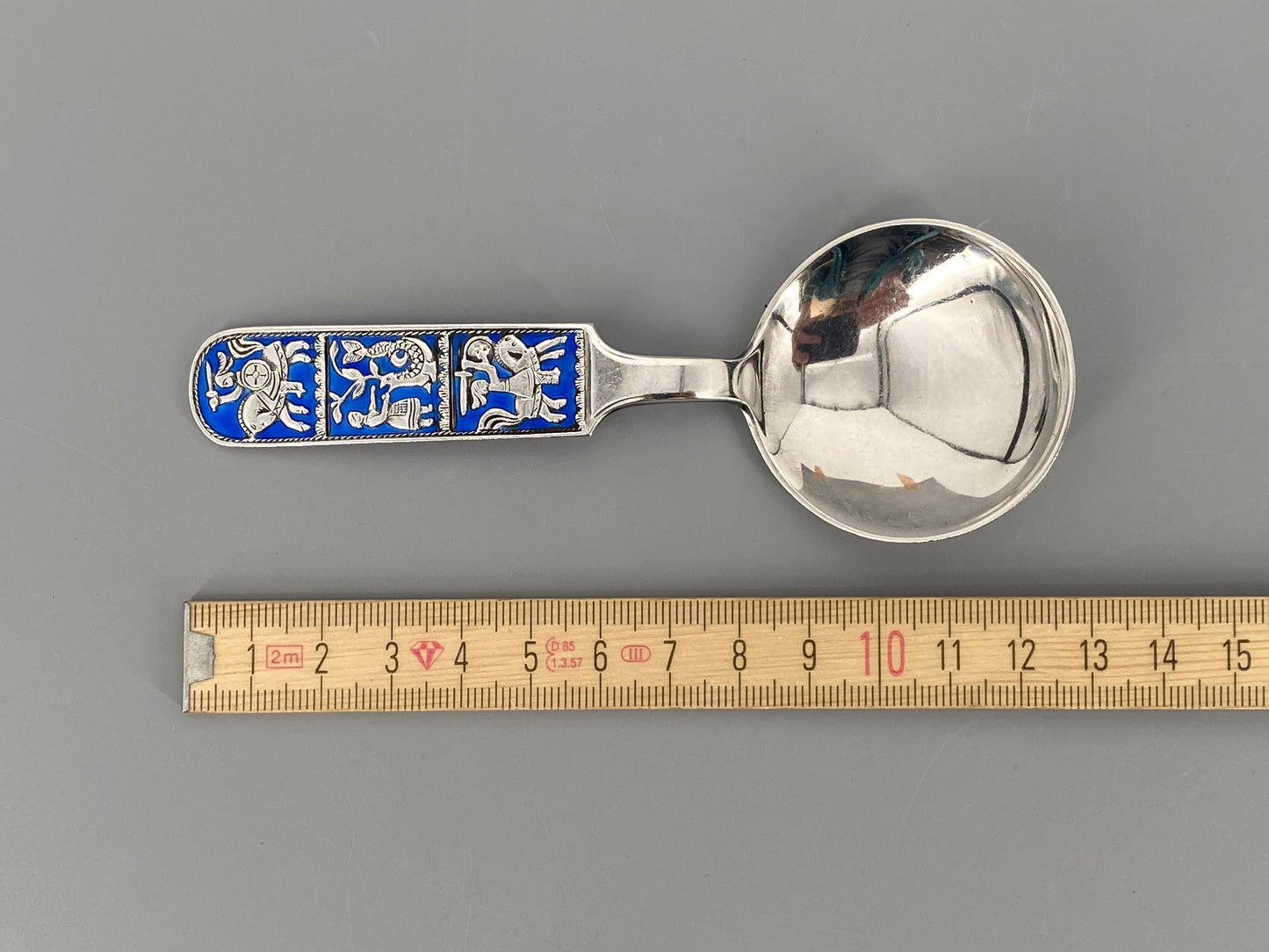 Sterlingsilberner Sammlerlöffel mit Emaille von der Firma David-Andersen aus Norwegen