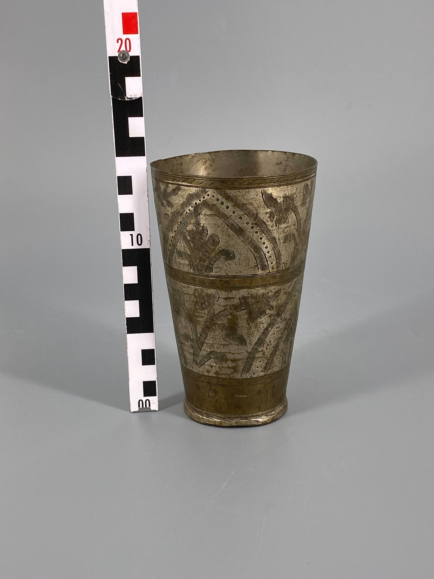 Zinn Becher mit Gravur Ornamenten