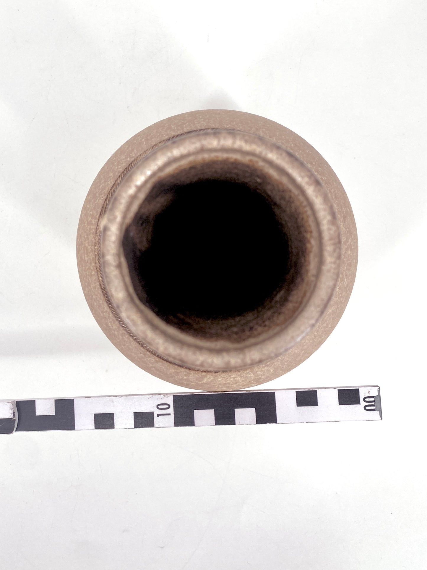 Handgedrehte Vase, Muster-Stempelverzierung am Hals
