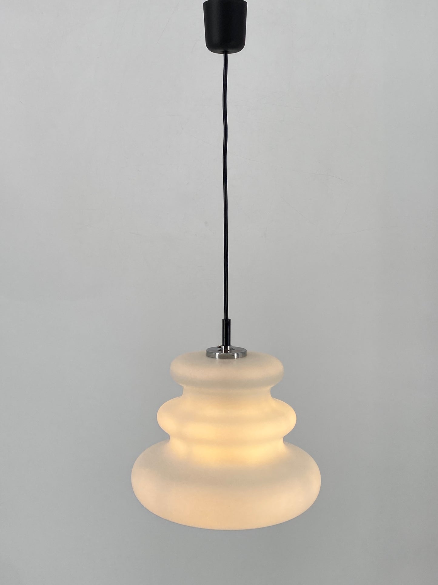 Hängelampe "AH1" aus mundgeblasenem Opalglas von Peill & Putzler