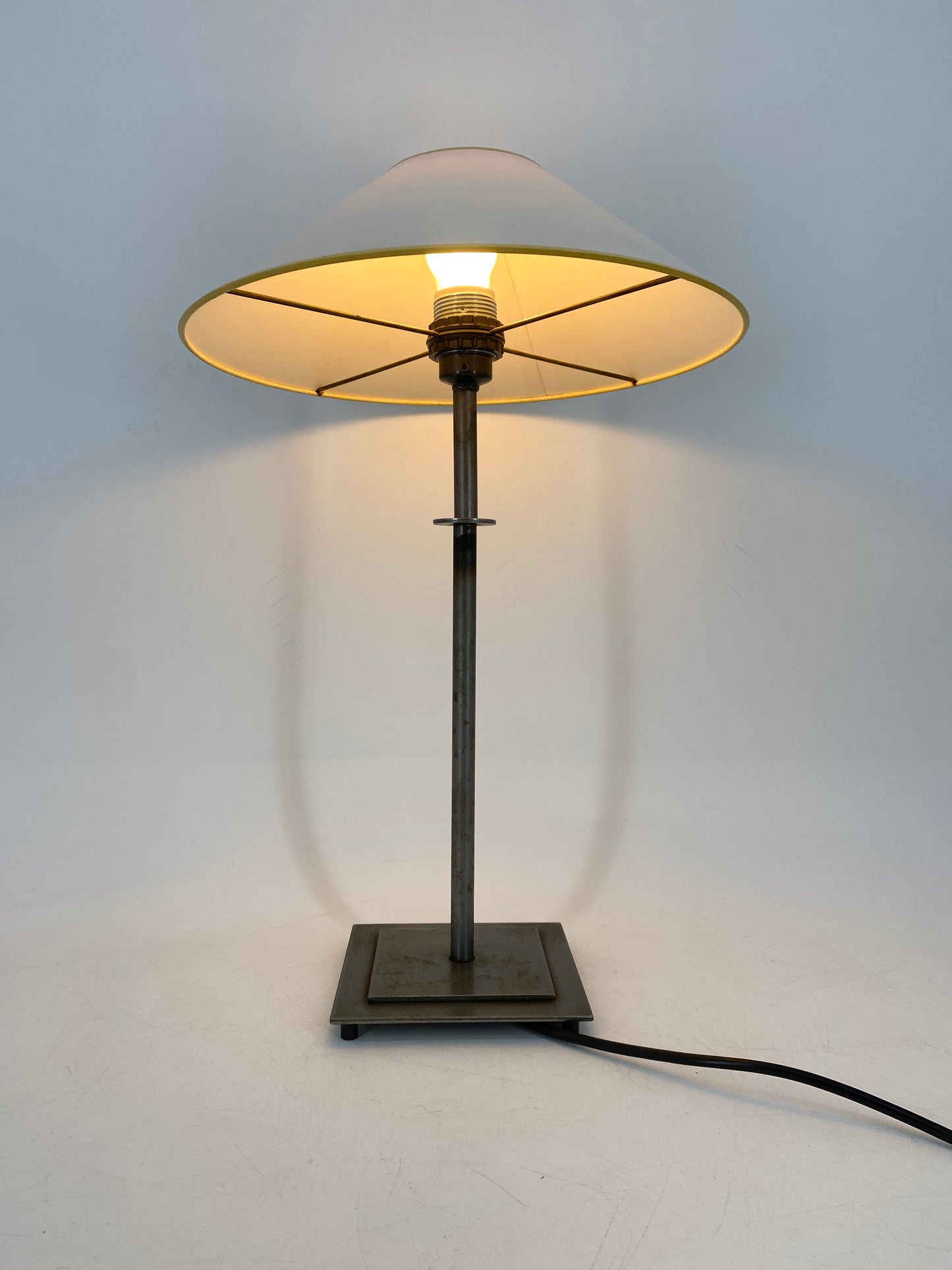 Postmoderne Tischlampe aus unbehandeltem Stahl, 1980er