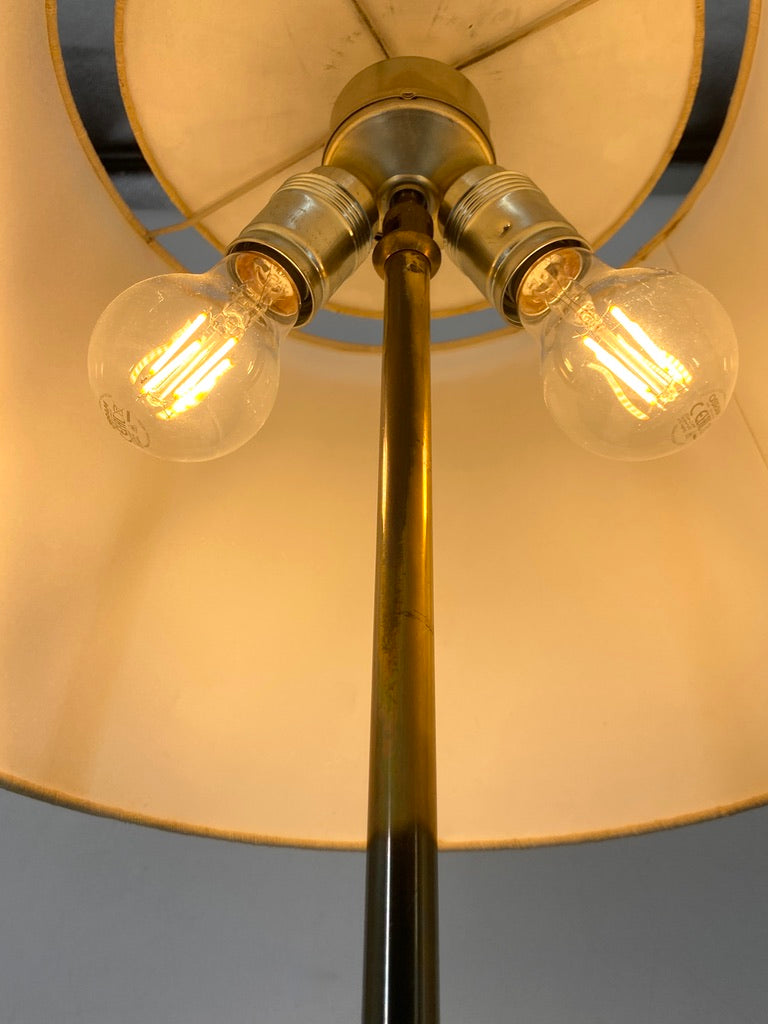 Mid Century Design Stehlampe mit Stoffschirm und Teakholzgriff um 1960