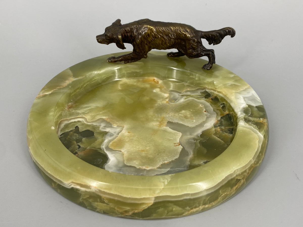 Grosse Art Deco Ablageschale aus Natur-Onyx mit einer Jagdhundfigur, um 1920