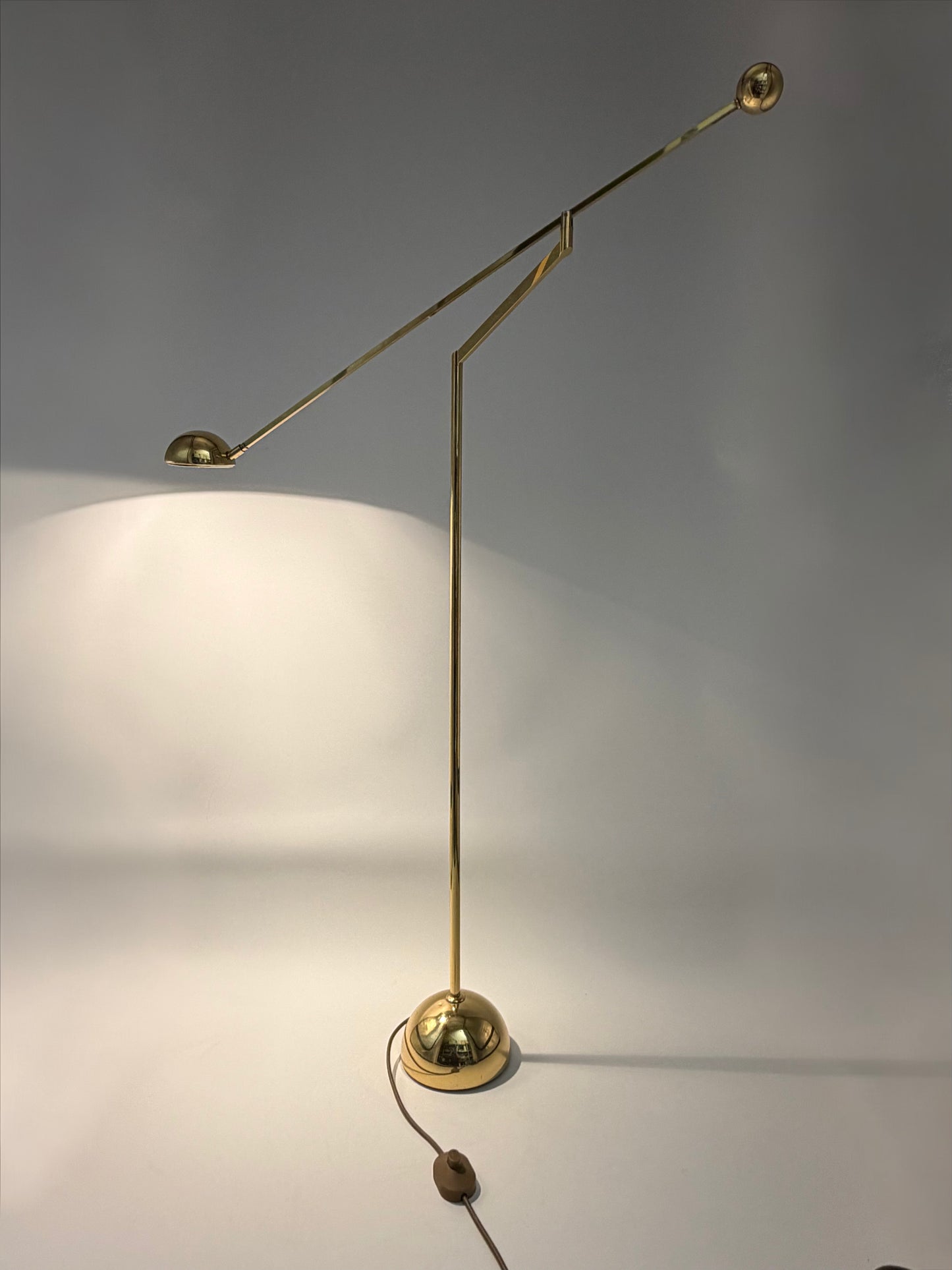 Balance Stehlampe. mit Schwenkarm von Sölken Leuchten in gold, Deutschland 1980er