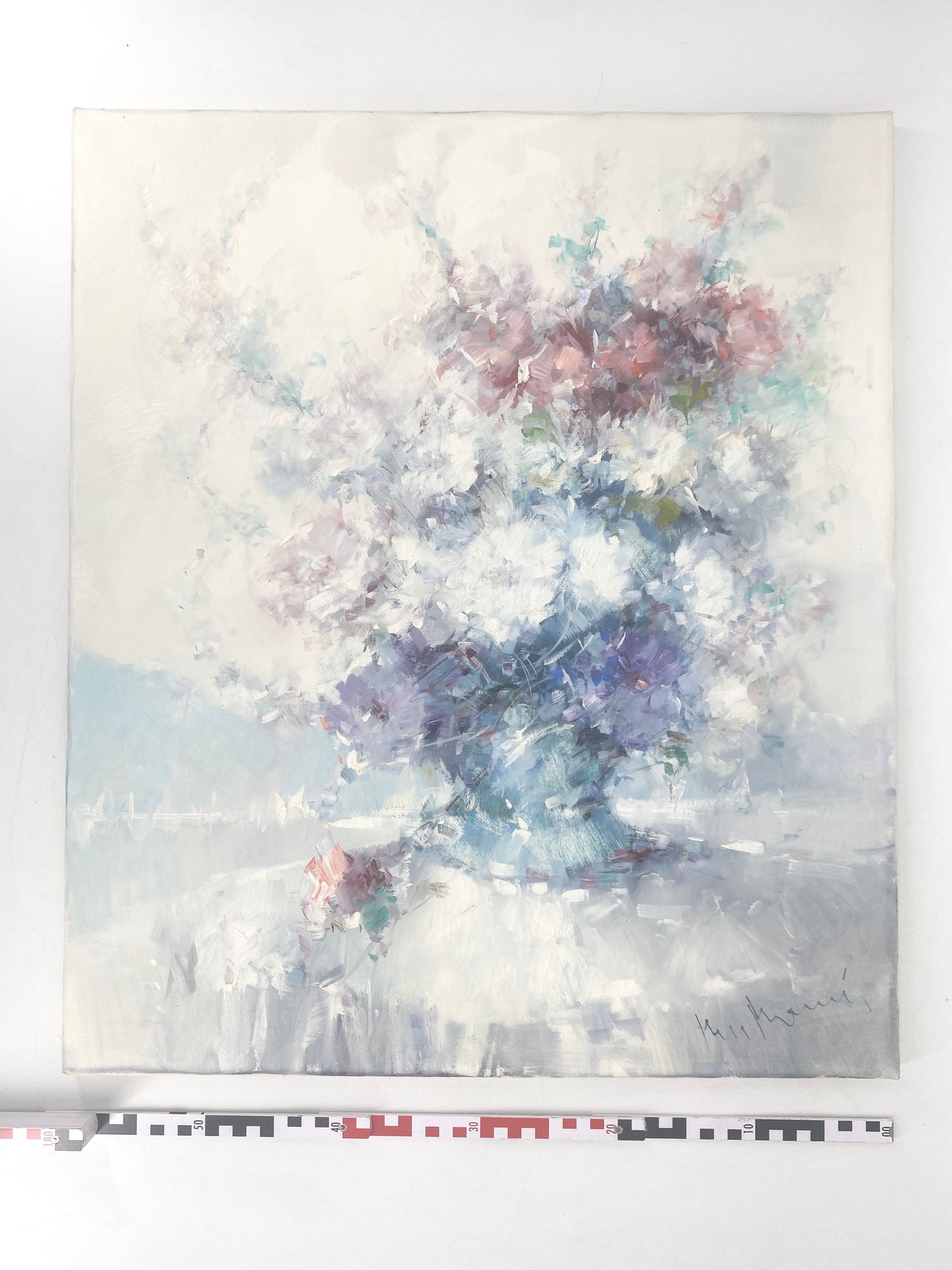Ölgemälde von Ingfried Paul Henze-Morro: Weißes Stillleben mit Blumen-Motiv.