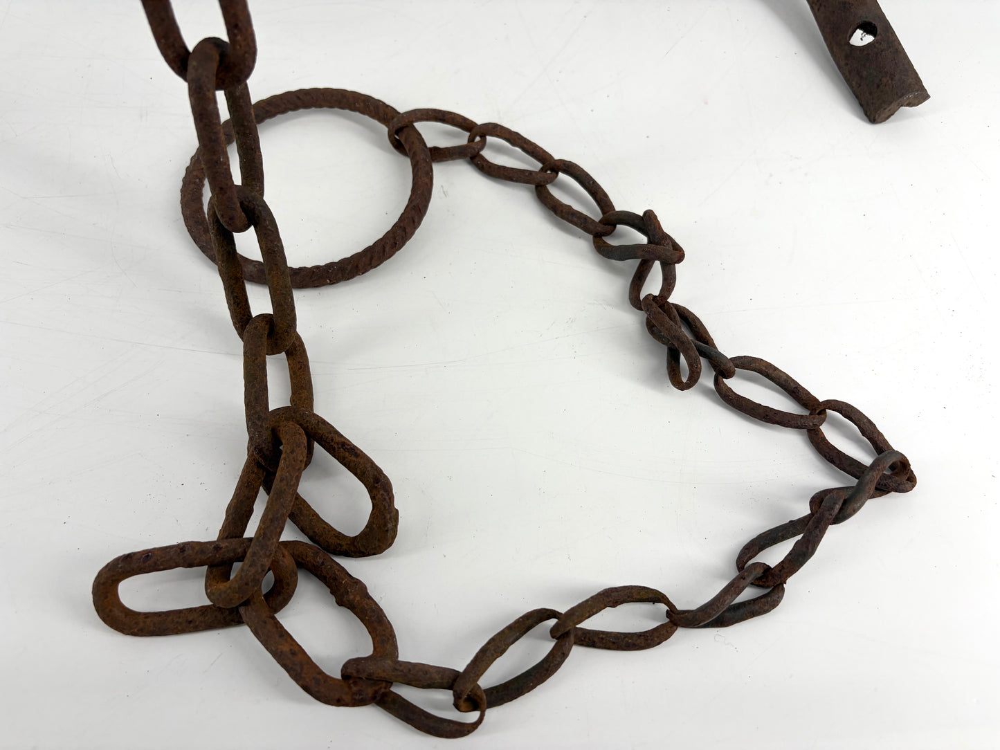 Geschmiedete Skulptur aus Metallschrott in Hundeform