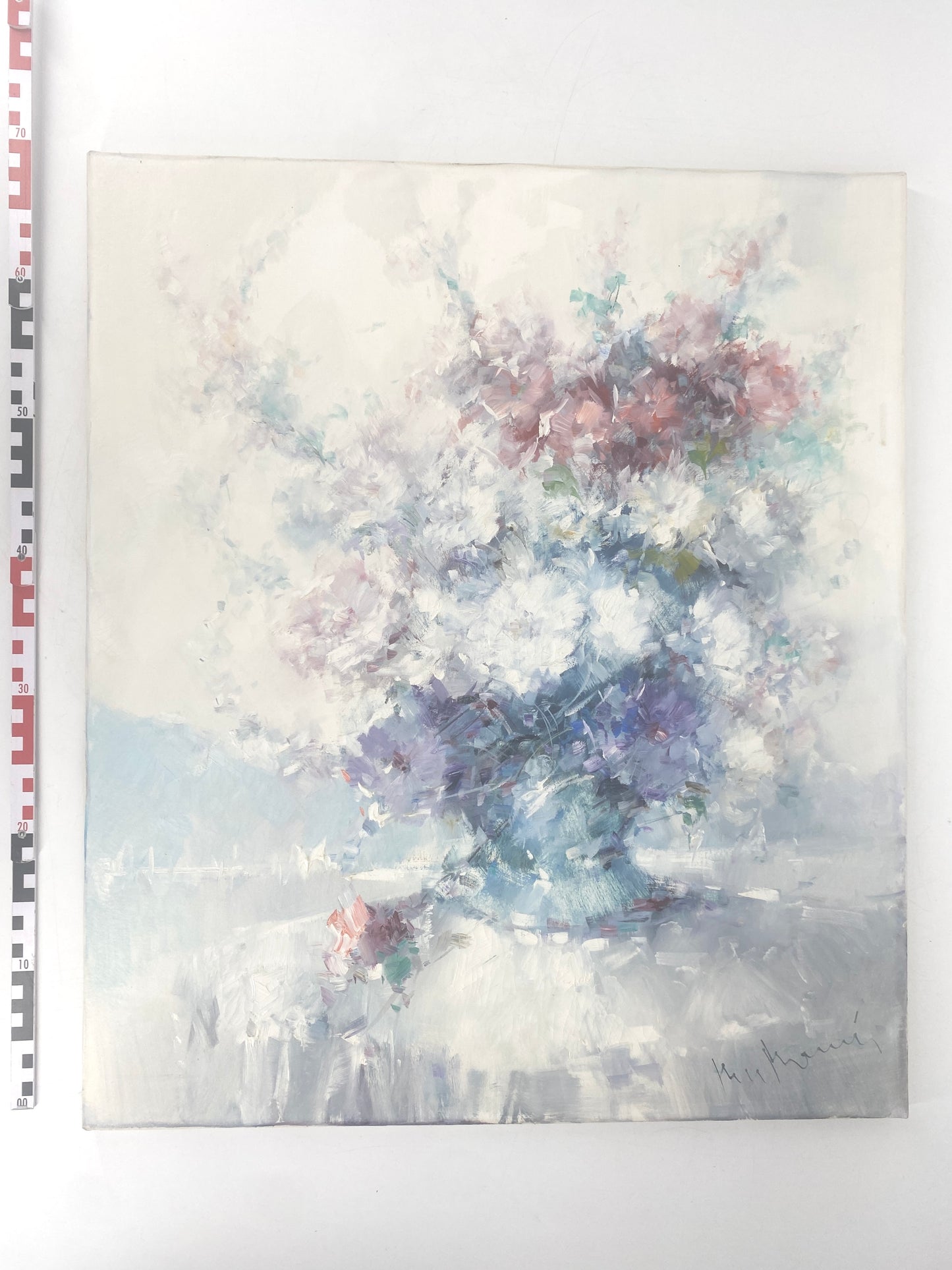 Ölgemälde von Ingfried Paul Henze-Morro: Weißes Stillleben mit Blumen-Motiv.