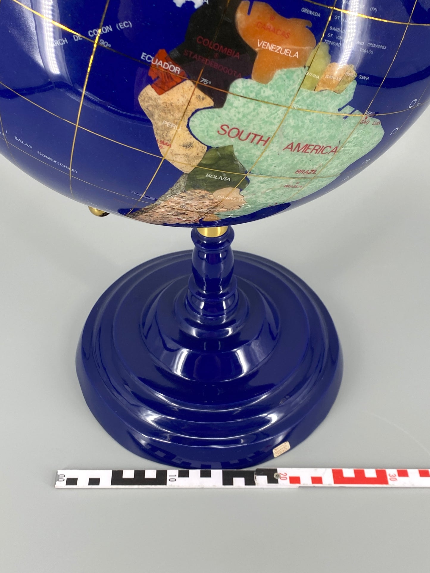 Große, imposante Weltkugel Globus mit Ländern aus eingelegten Halbedelsteinen und Perlmutt, 1990er