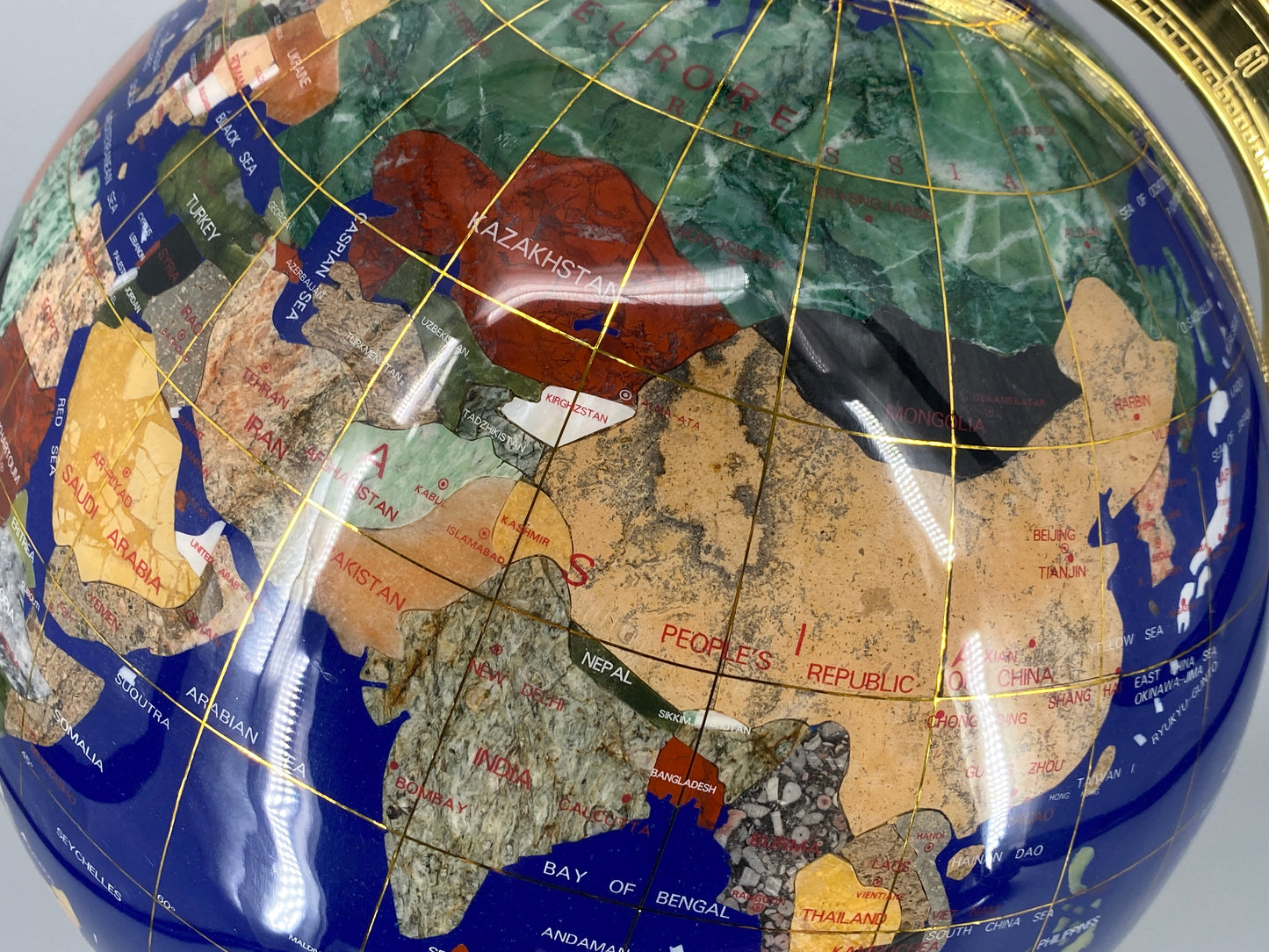 Große, imposante Weltkugel Globus mit Ländern aus eingelegten Halbedelsteinen und Perlmutt, 1990er