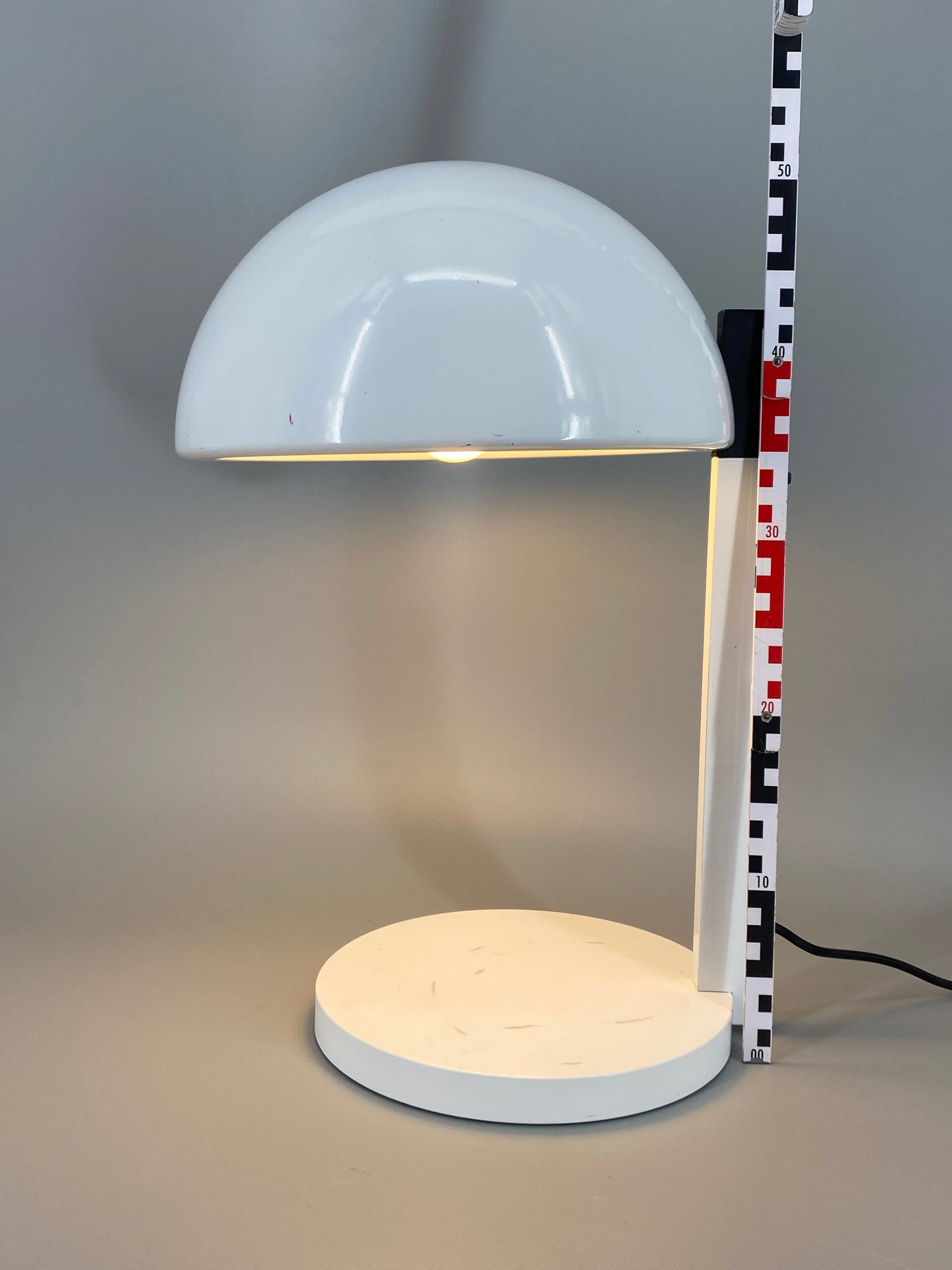 Postmoderne Tischlampe mit charakteristischem halbkugelförmigen Lampenschirm, um 1980