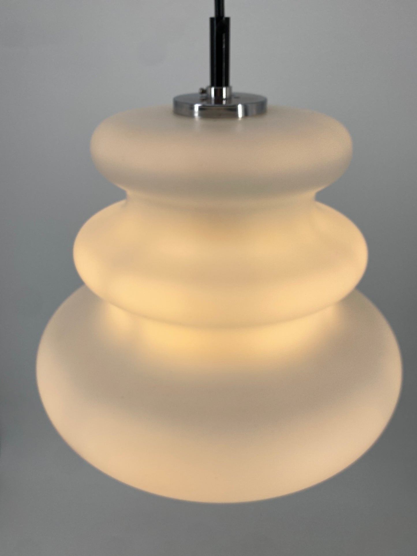 Hängelampe "AH1" aus mundgeblasenem Opalglas von Peill & Putzler
