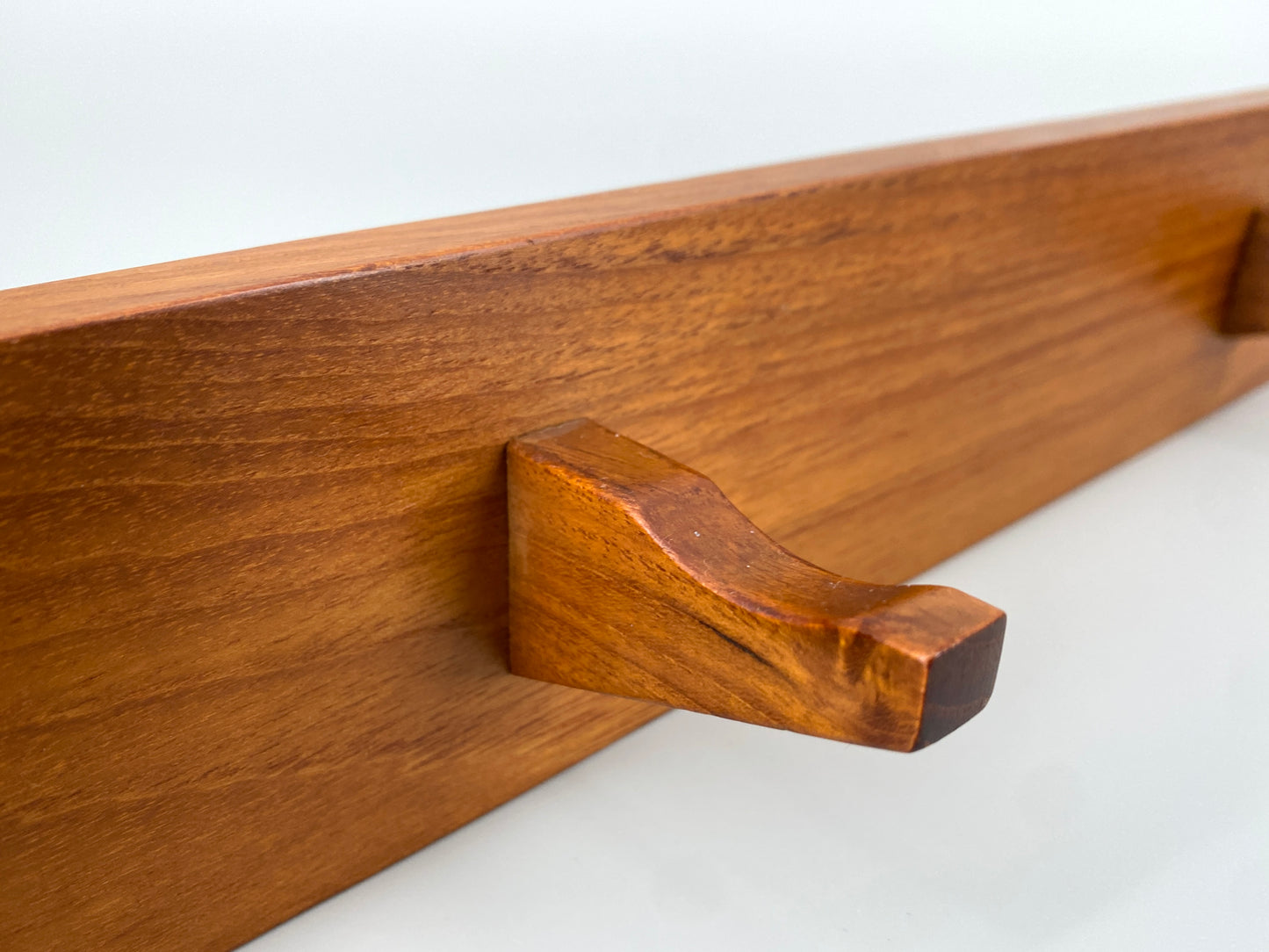 Mid Century Design Wandgarderobe aus massiven Teakholz, um 1950