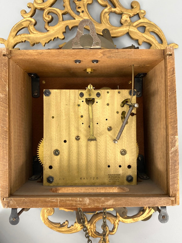 Reich verzierte Cartelwanduhr im französischen Rokoko-Stil von Azura, Schweiz, Mitte des. 20 Jhd.