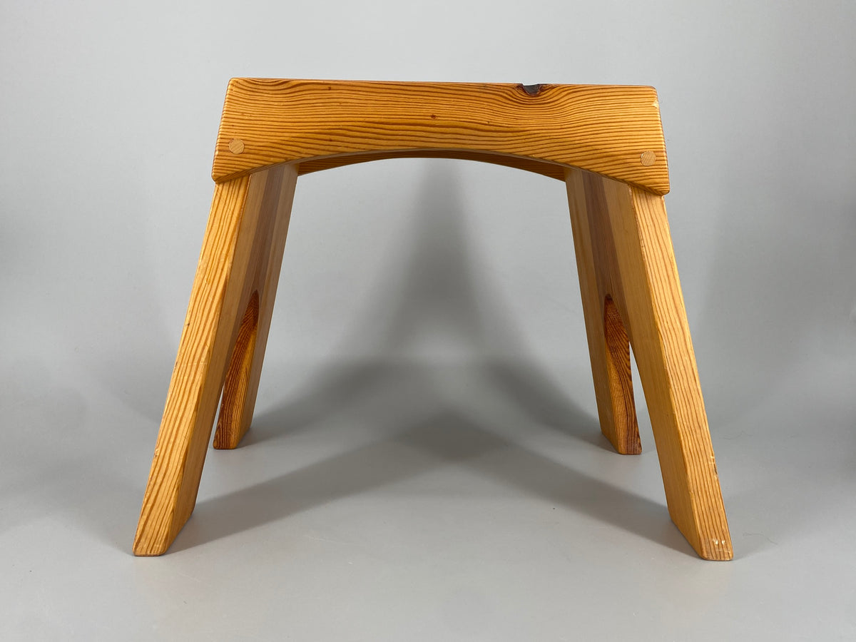 Mid Century Design Hocker aus massiven Kieferholz und schöner Zapfenverbindung