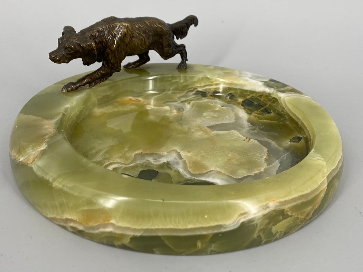 Grosse Art Deco Ablageschale aus Natur-Onyx mit einer Jagdhundfigur, um 1920