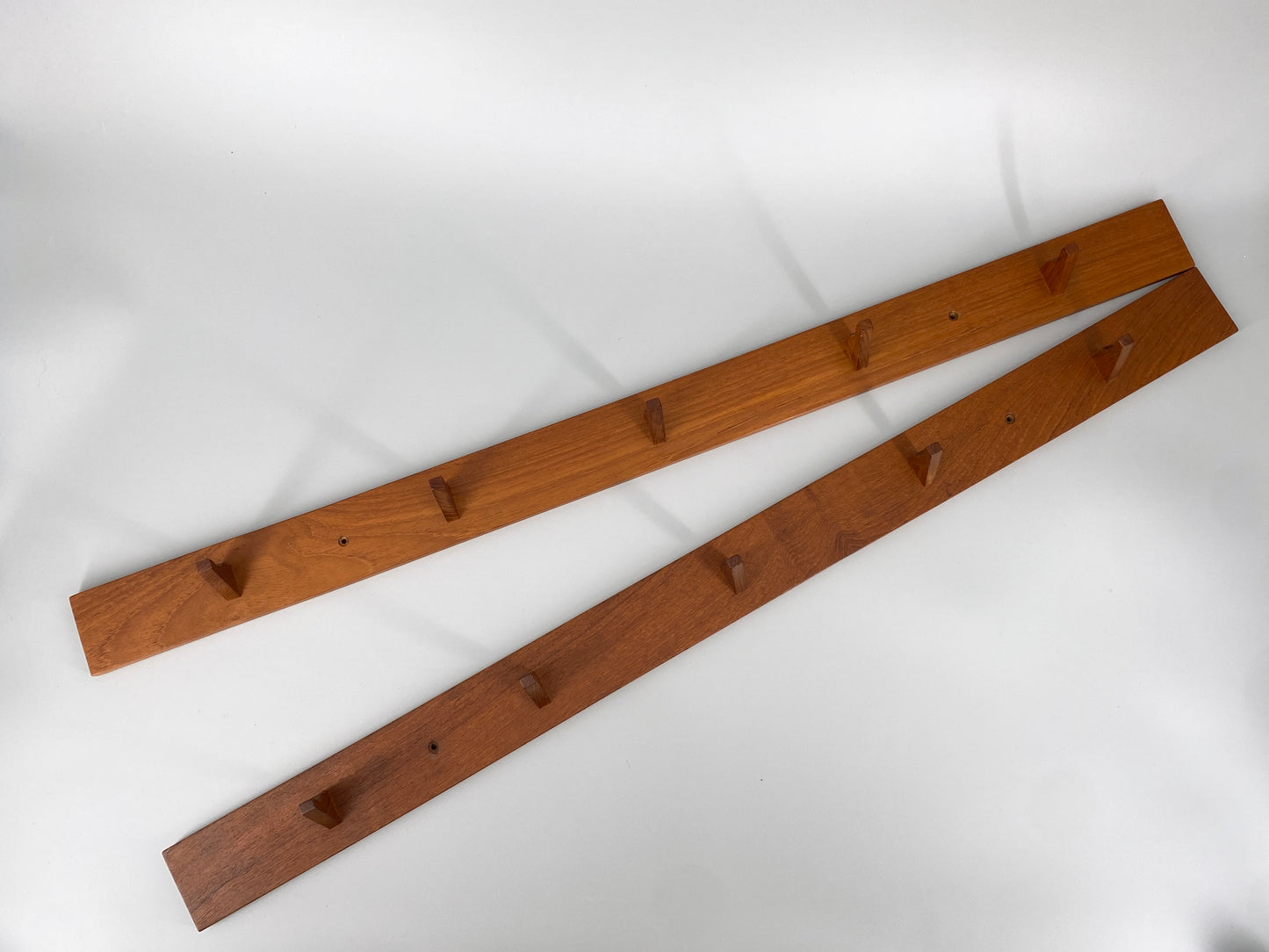 Mid Century Design Wandgarderobe aus massiven Teakholz, um 1950