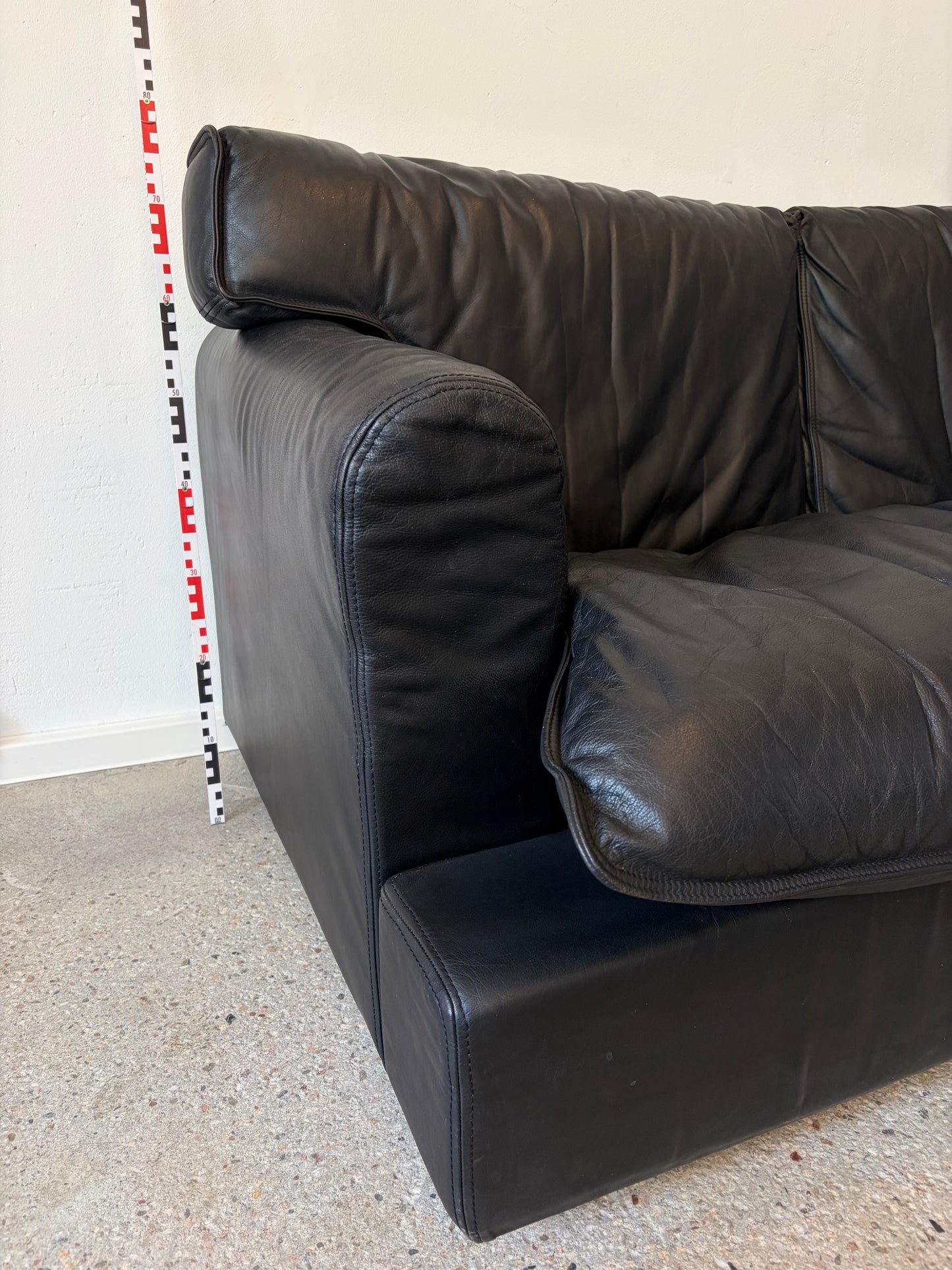 Seltenes schwarzes Ledersofa, 2-Sitzer, von Arcon Italia, Italien 1980er