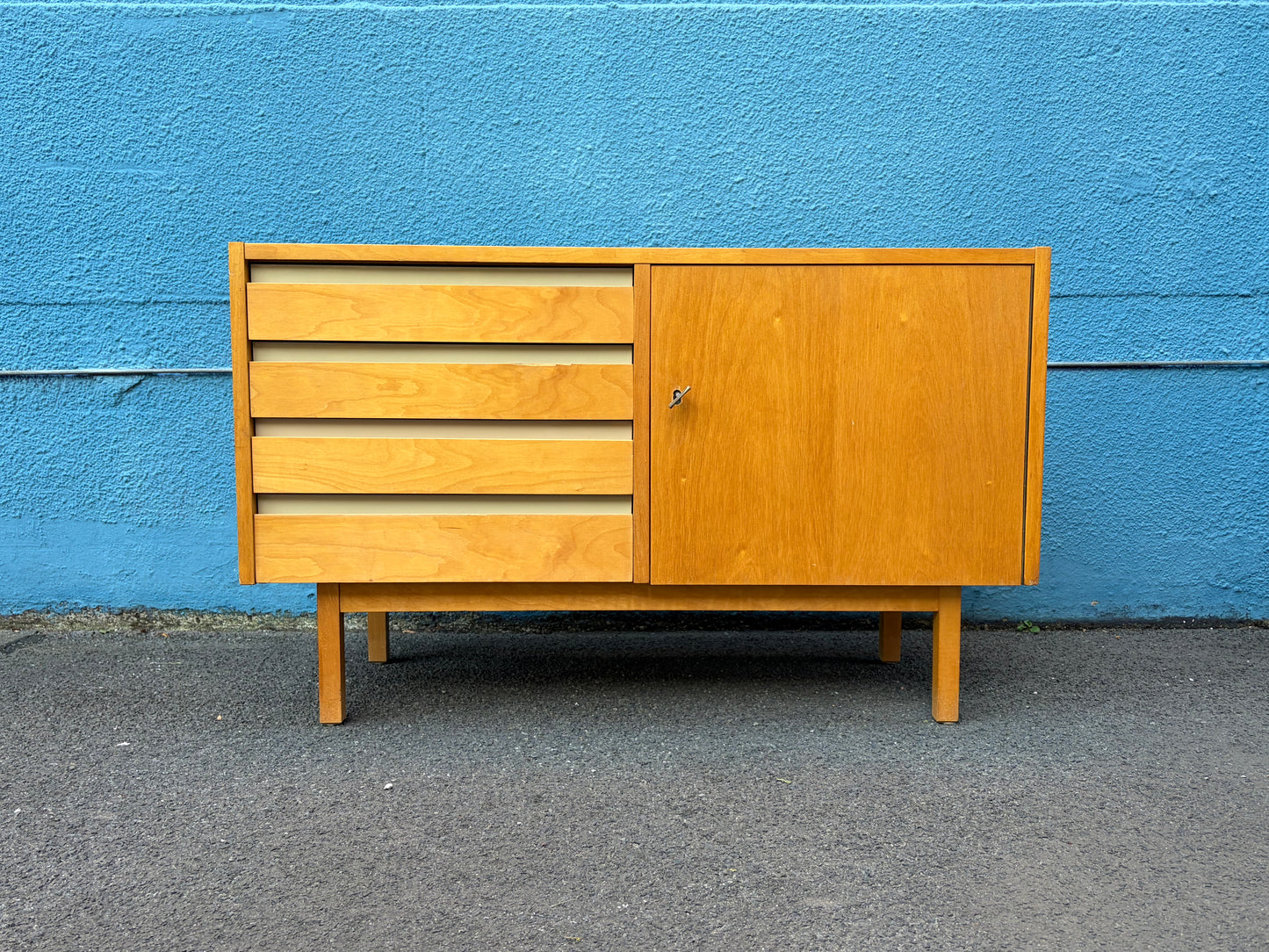 Kleines Sideboard in Birke von der VEB Deutsche Werkstätten Hellerau, DDR 1957