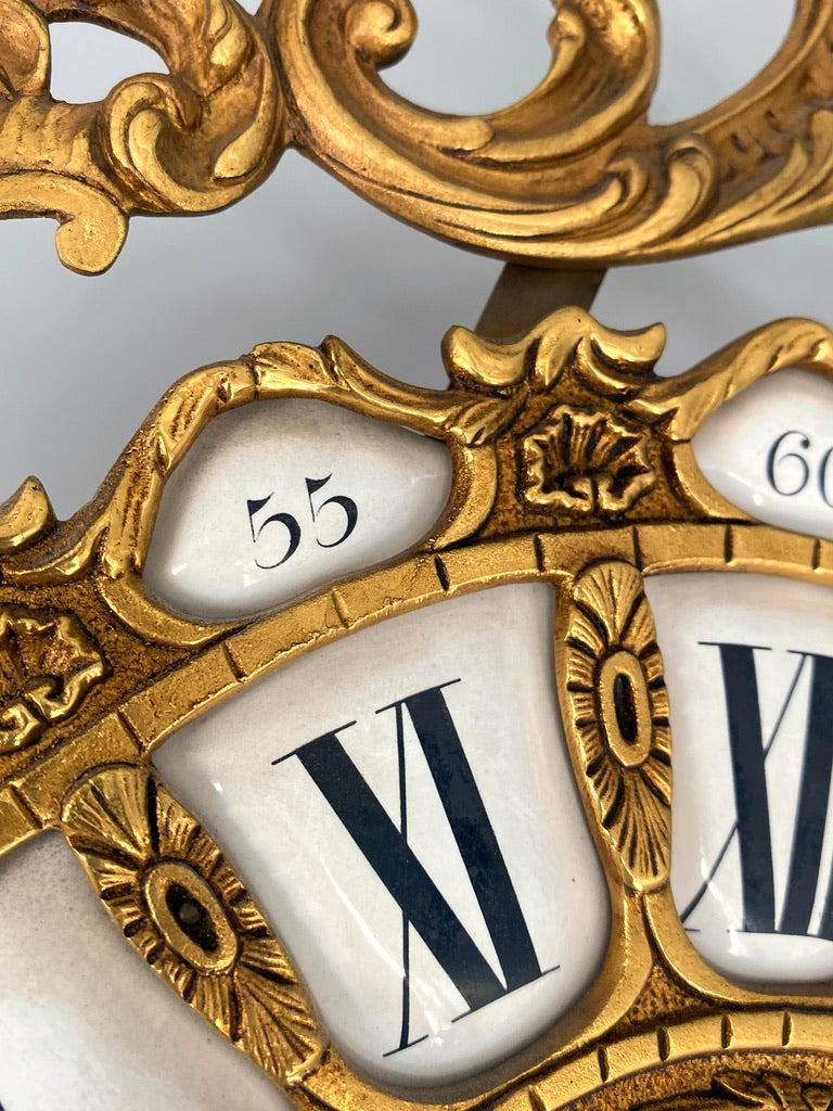 Reich verzierte Cartelwanduhr im französischen Rokoko-Stil von Azura, Schweiz, Mitte des. 20 Jhd.