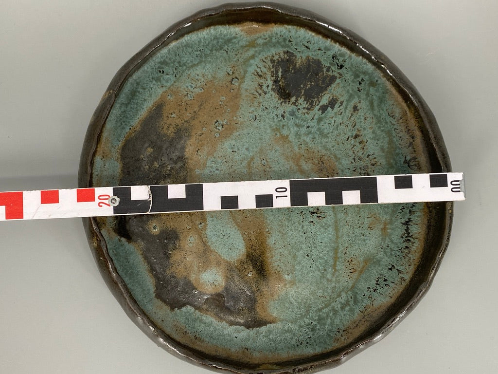 Handgefertigte, flache Keramikschale mit türkies-brauner Glasur