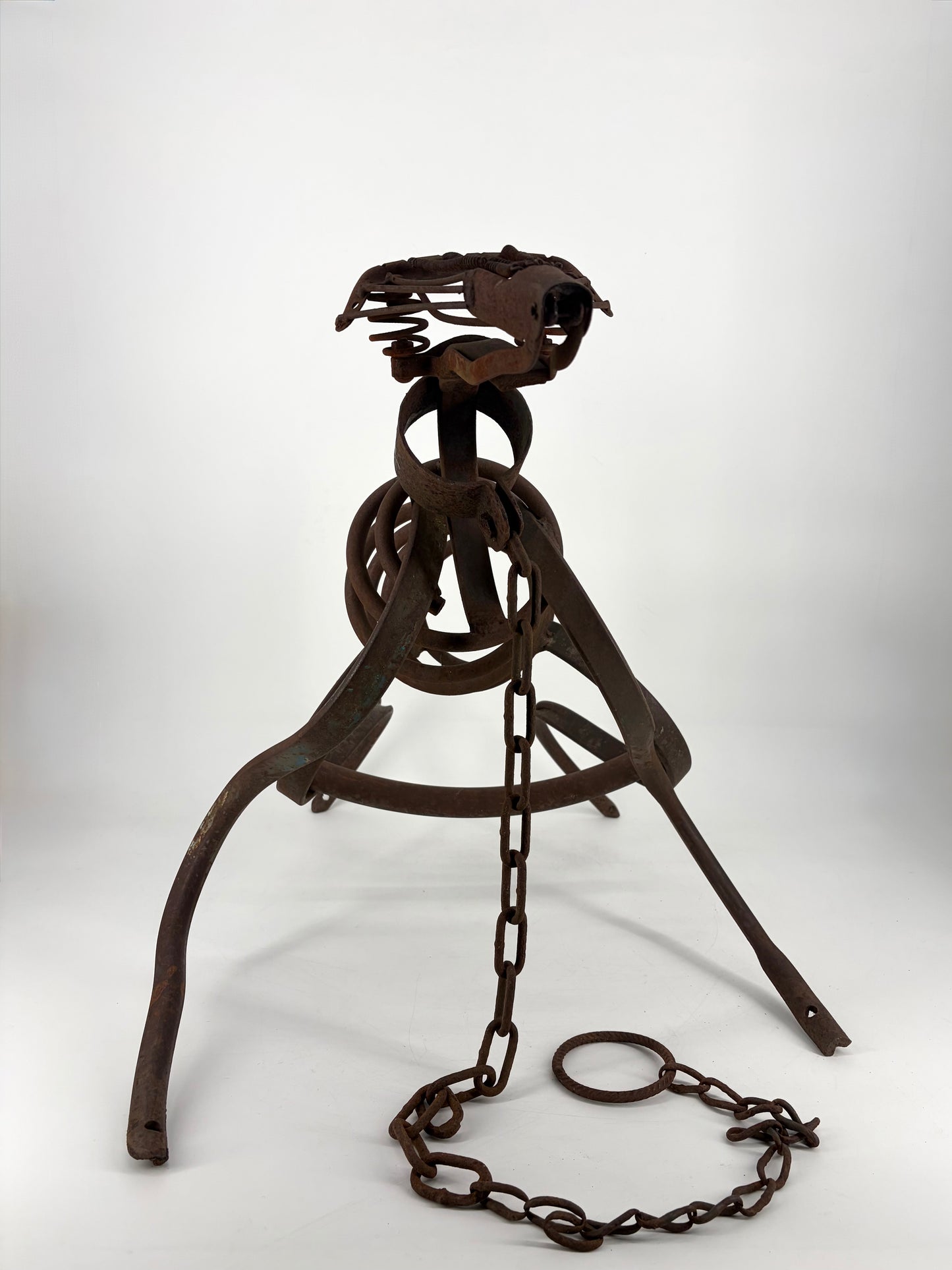 Geschmiedete Skulptur aus Metallschrott in Hundeform