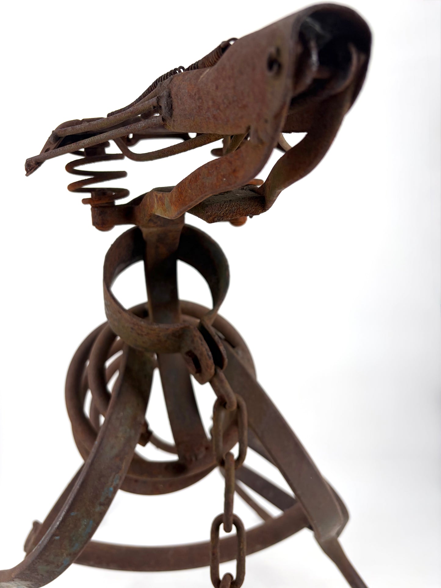 Geschmiedete Skulptur aus Metallschrott in Hundeform