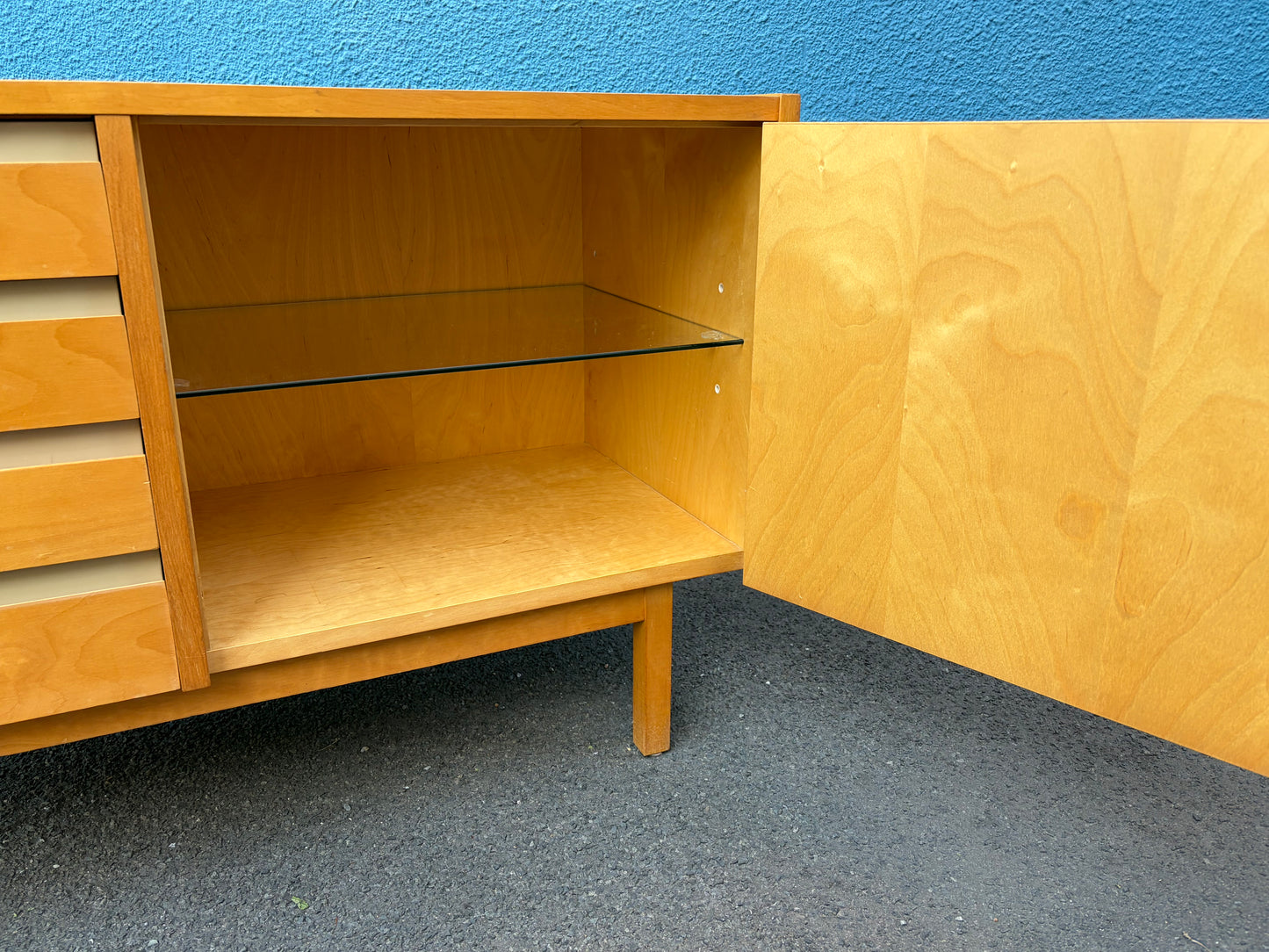 Kleines Sideboard in Birke von der VEB Deutsche Werkstätten Hellerau, DDR 1957