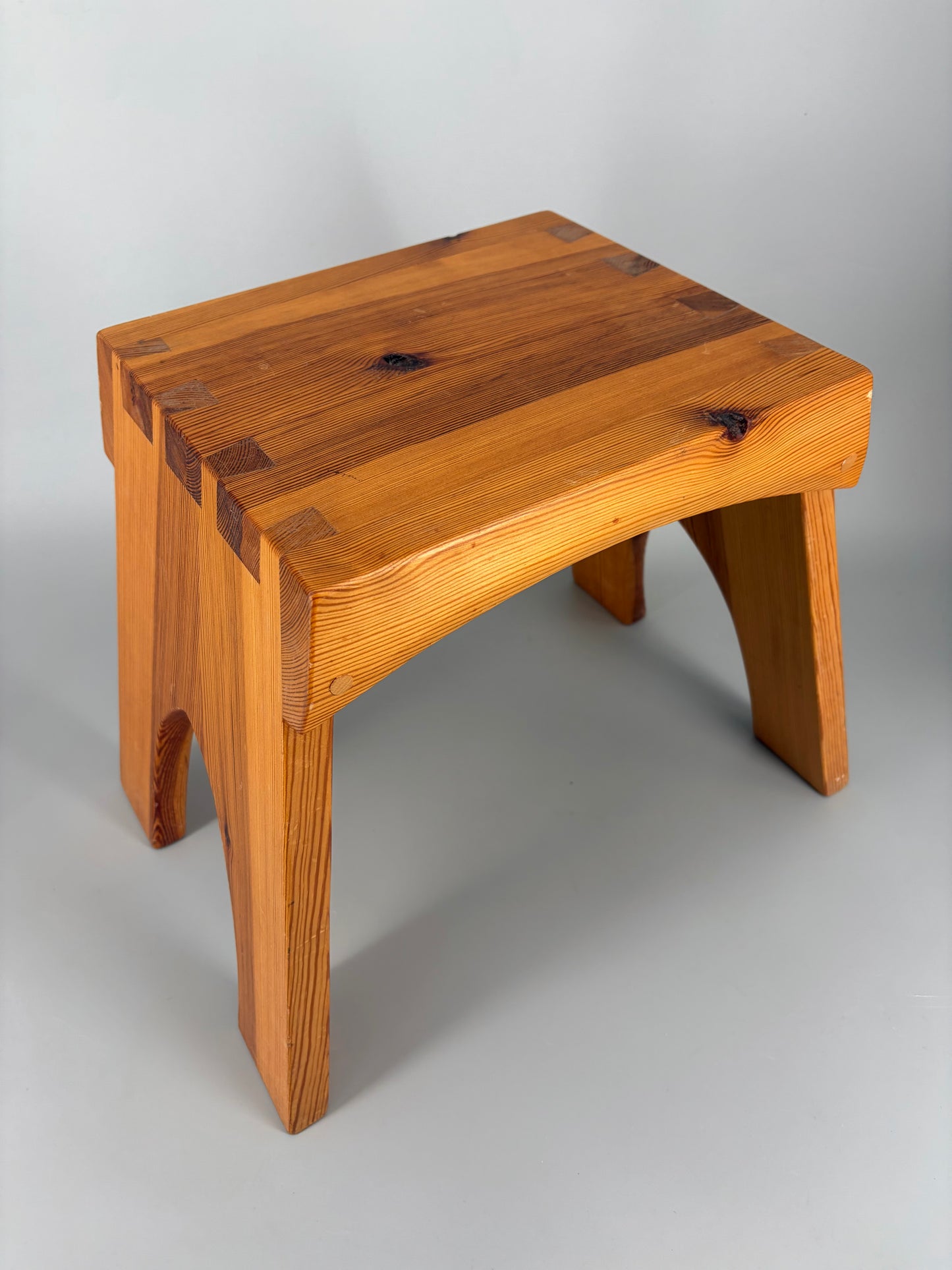 Mid Century Design Hocker aus massiven Kieferholz und schöner Zapfenverbindung