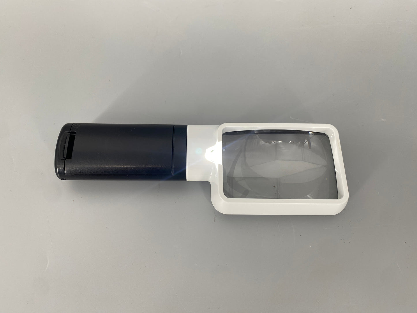 Lesehilfe bzw. Lupe mit LED-Beleuchtung. ESCHENBACH MOBILUX in OVP und zwei extra Lichtfarben warm/kalt.