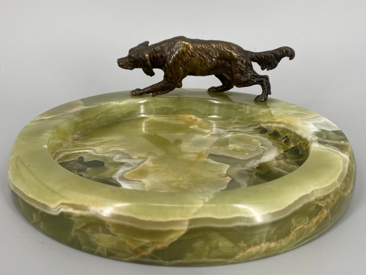 Grosse Art Deco Ablageschale aus Natur-Onyx mit einer Jagdhundfigur, um 1920