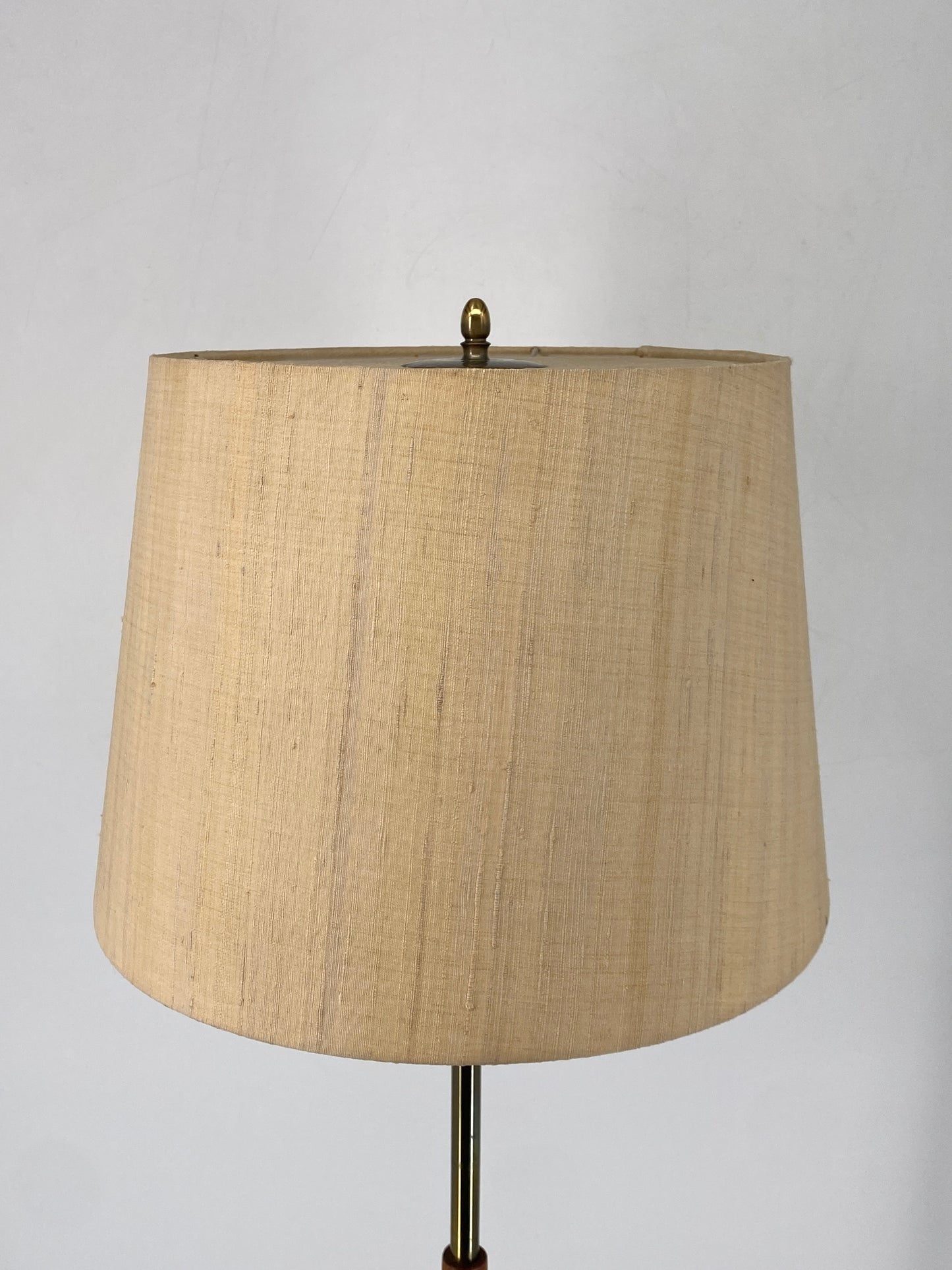 Mid Century Design Stehlampe mit Stoffschirm und Teakholzgriff um 1960