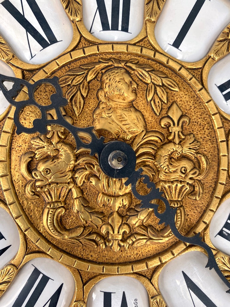 Reich verzierte Cartelwanduhr im französischen Rokoko-Stil von Azura, Schweiz, Mitte des. 20 Jhd.