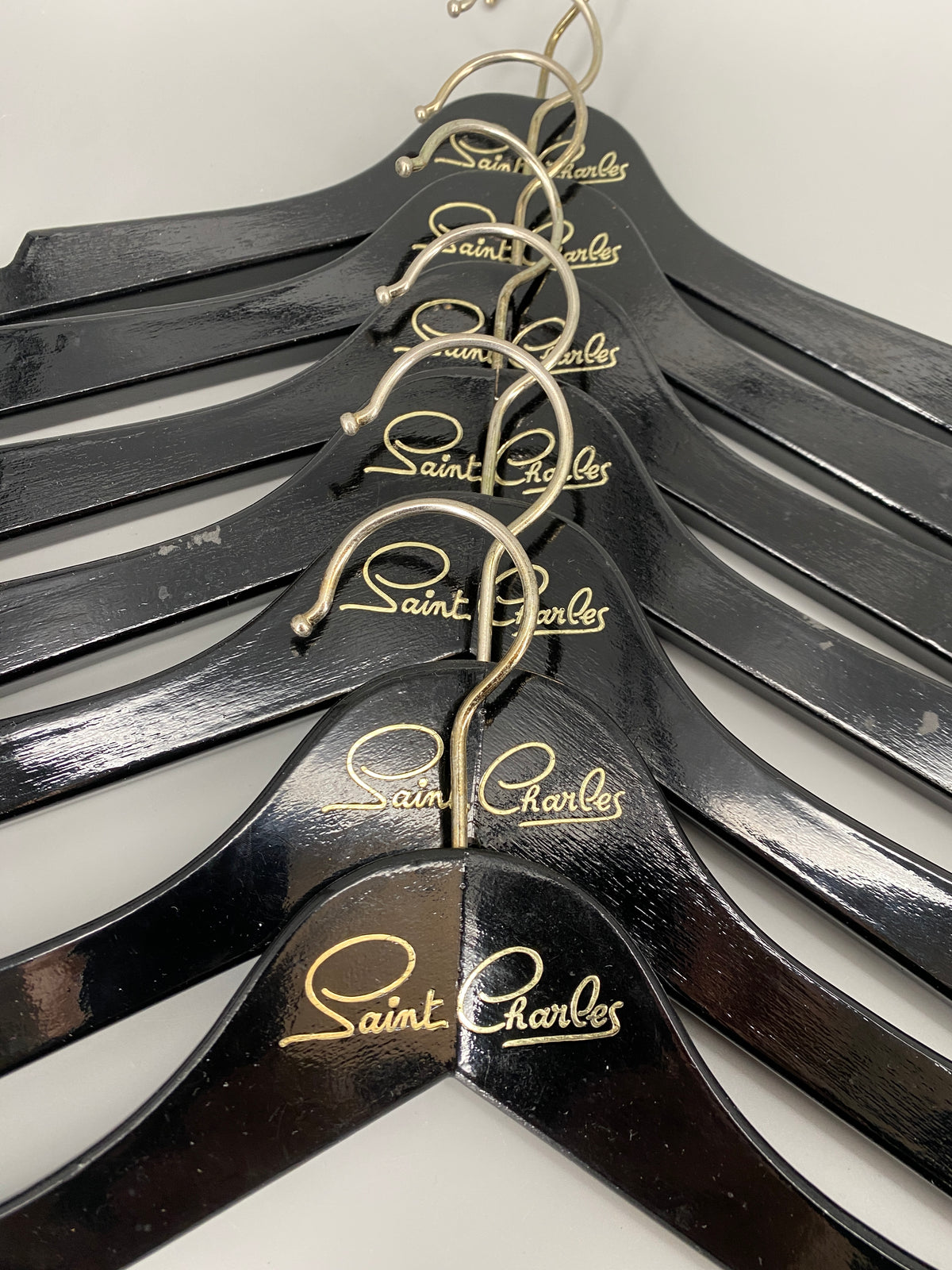 11x vintage Kleiderbügel aus Holz mit Werbeaufdruck von "Saint Charles"
