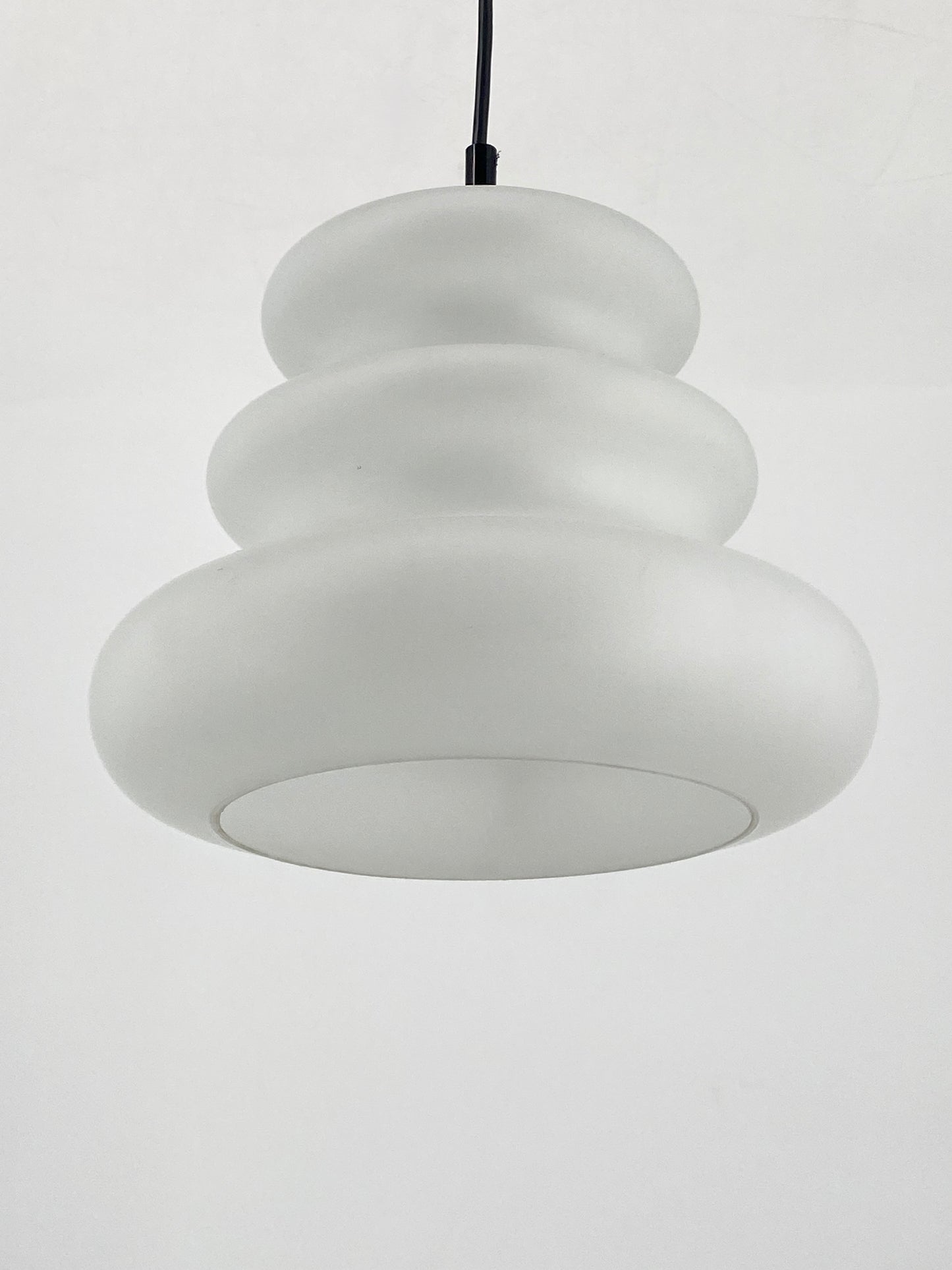 Hängelampe "AH1" aus mundgeblasenem Opalglas von Peill & Putzler
