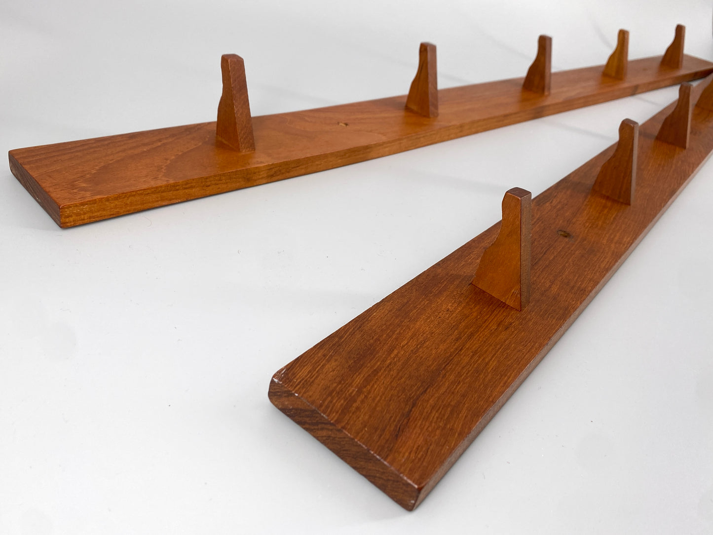 Mid Century Design Wandgarderobe aus massiven Teakholz, um 1950