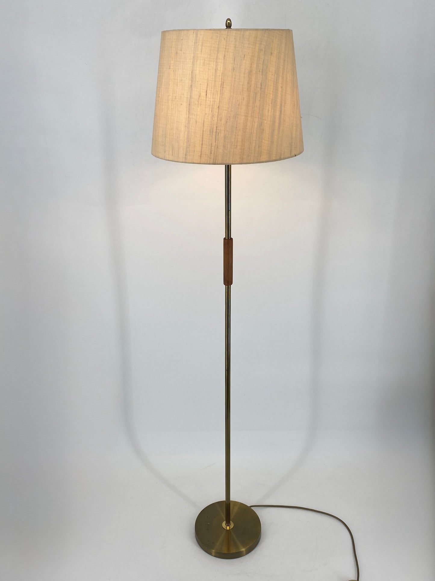 Mid Century Design Stehlampe mit Stoffschirm und Teakholzgriff um 1960