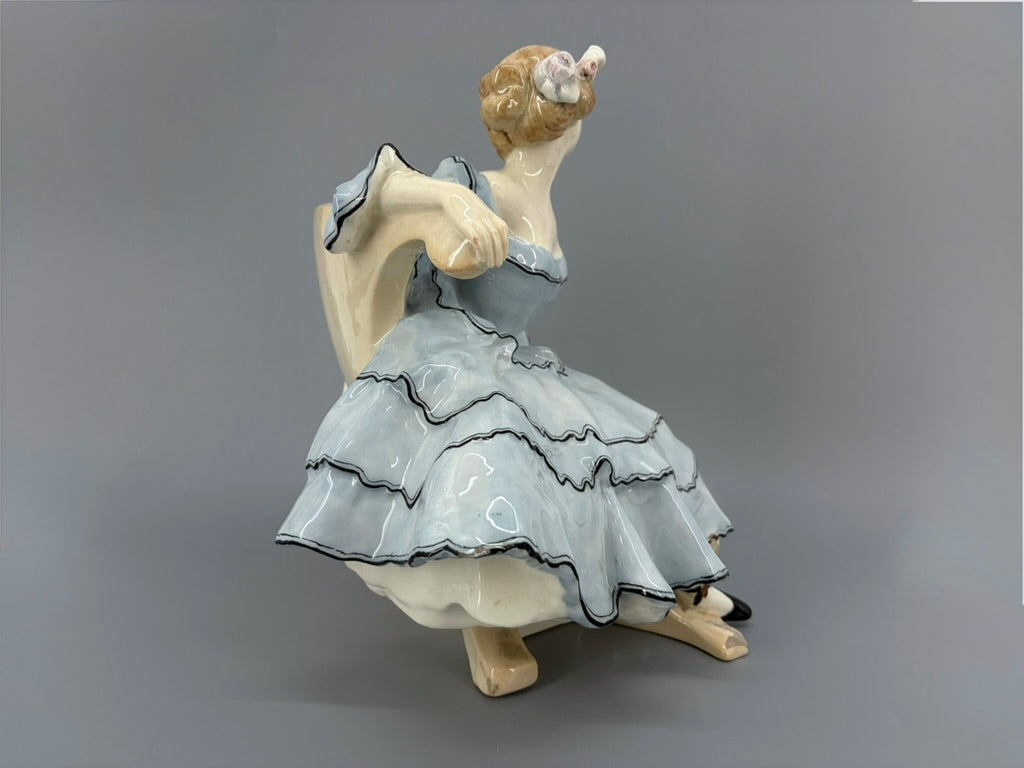 Keramikfigur einer jungen Dame im Krinolin-Ballkleid "Ball Pause" von Stanislaus Emil Czapek (1874–1921) für die Goldscheider ManufakturWiener Jugendstil um 1914
