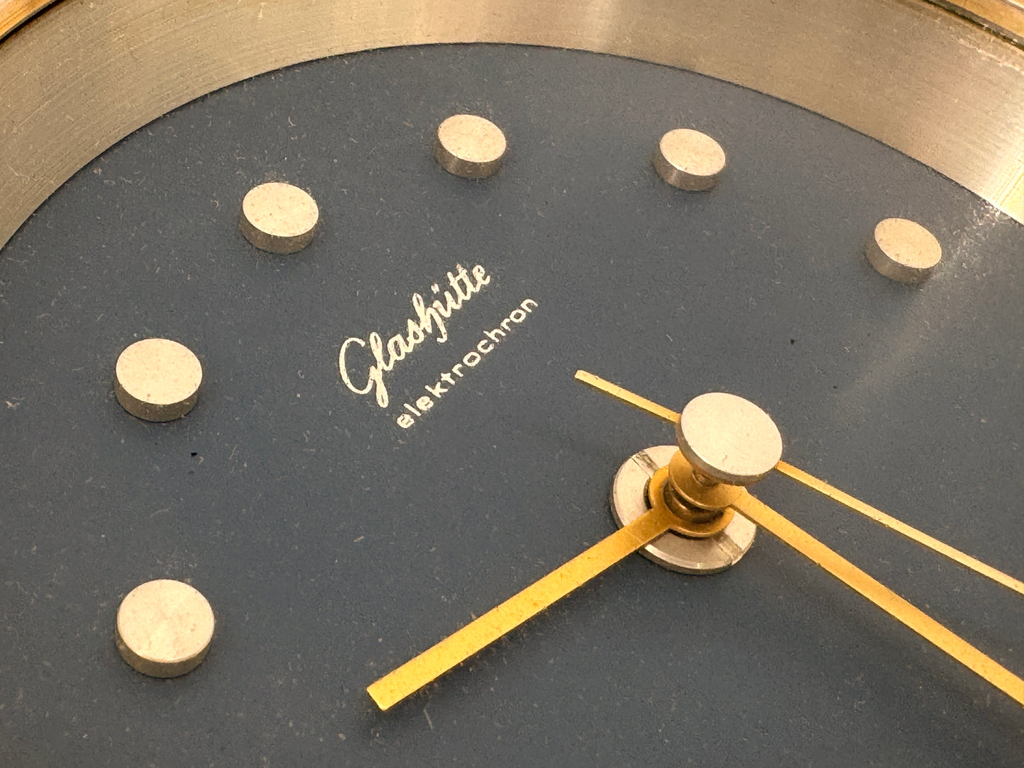 Besondere, elektrische Tischuhr aus den Glashütte Uhrenbetrieben GUB, DDR von 1975,