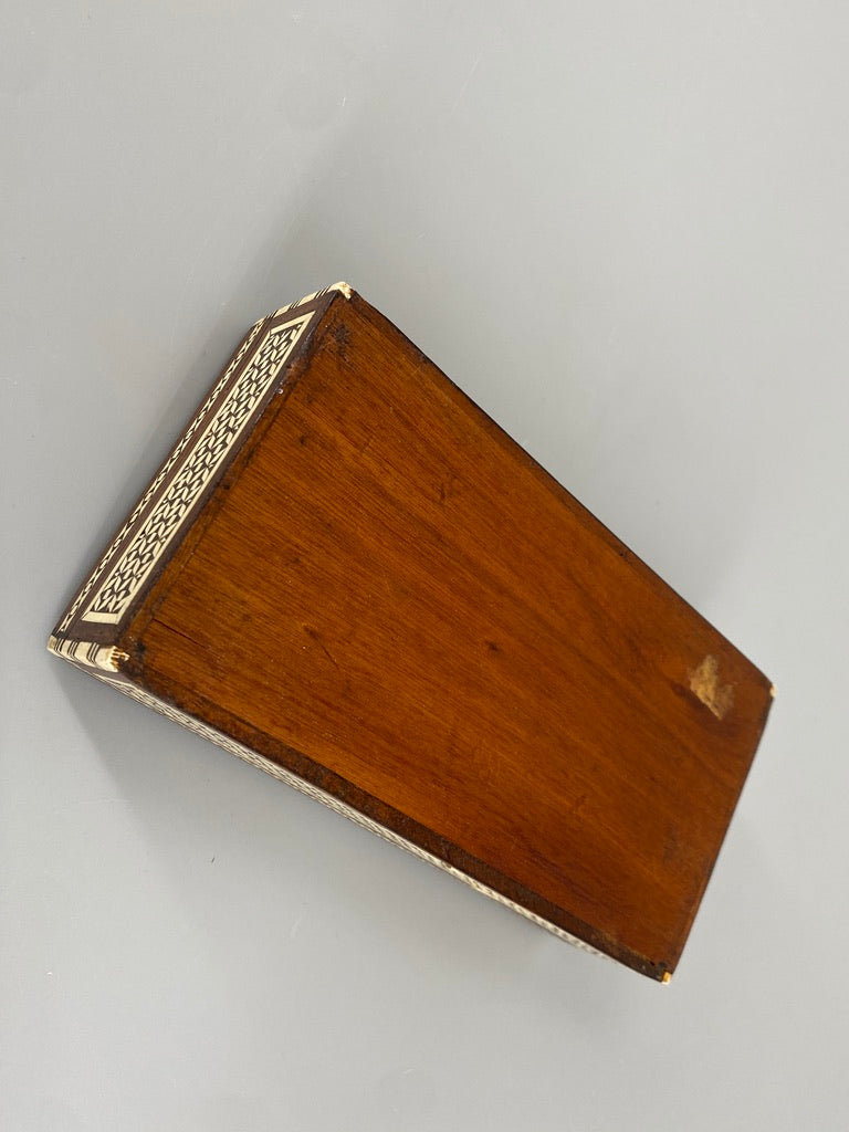 Holzschatulle aus Teakholz mit geometrischen Intarsien, Perlmutteinlagen