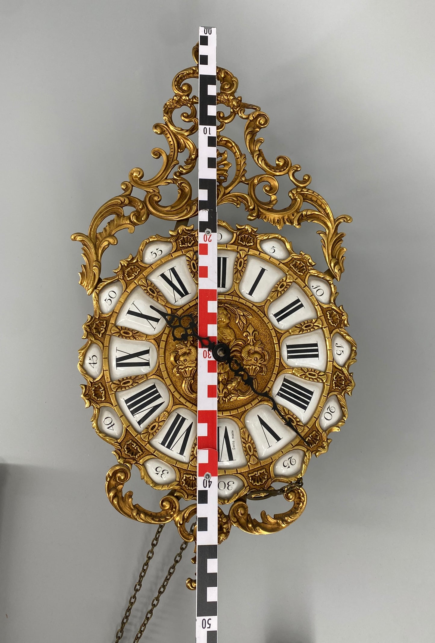 Reich verzierte Cartelwanduhr im französischen Rokoko-Stil von Azura, Schweiz, Mitte des. 20 Jhd.