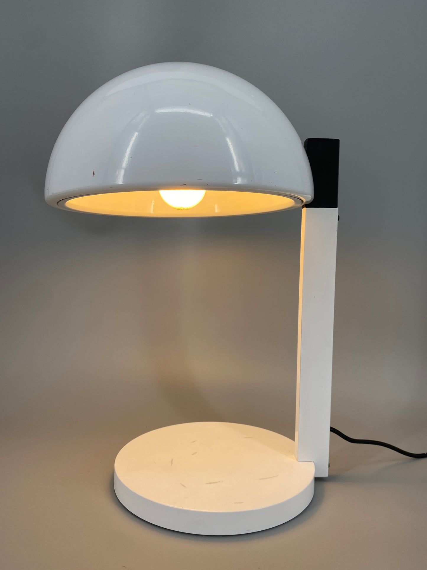 Postmoderne Tischlampe mit charakteristischem halbkugelförmigen Lampenschirm, um 1980